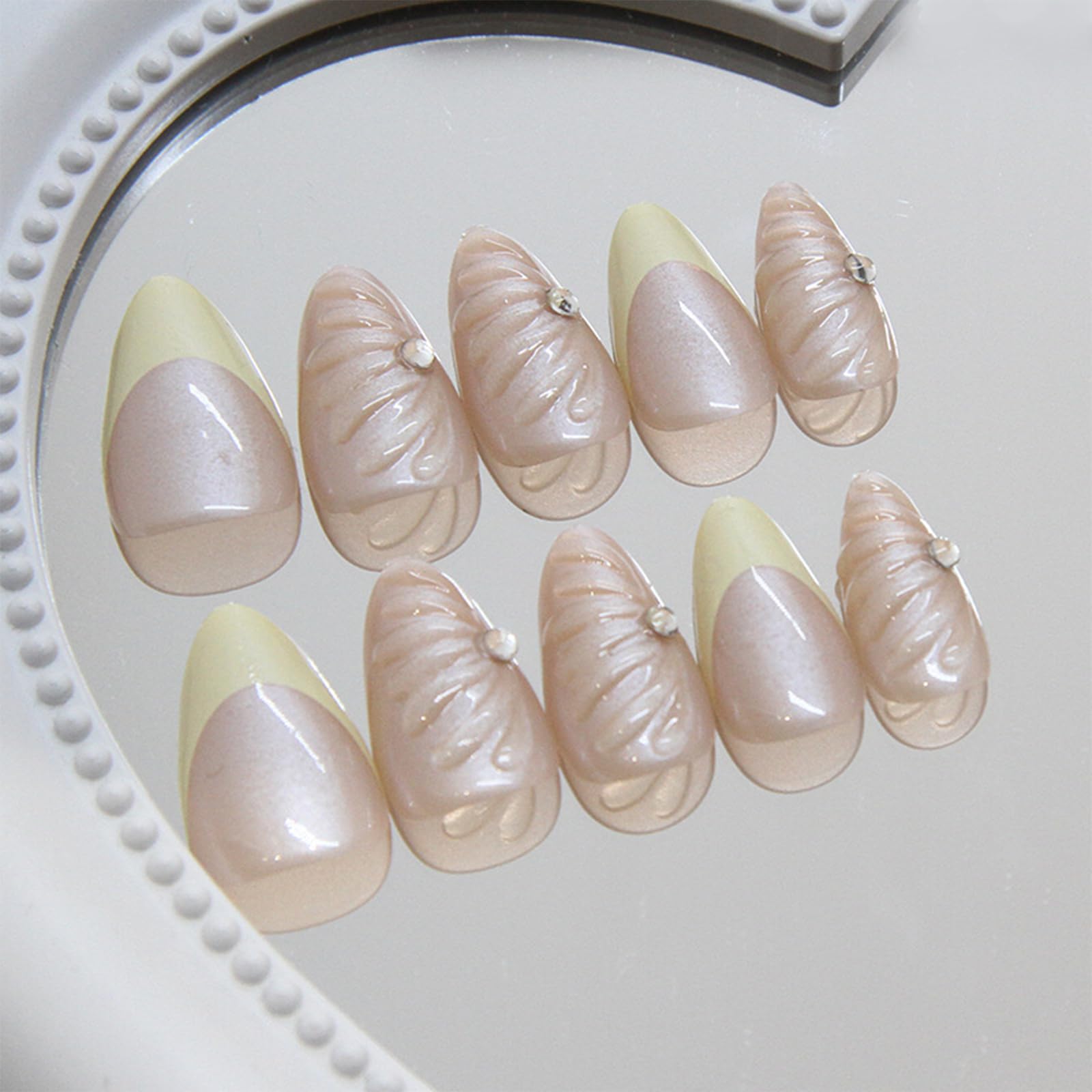 Kotkiddy 24 sztuki French Tip Press on Nails żółte średnie migdały 3D muszle linie sztuczne paznokcie z kamieniami jubilerskimi wielokrotnego użytku laserowe paznokcie akrylowe