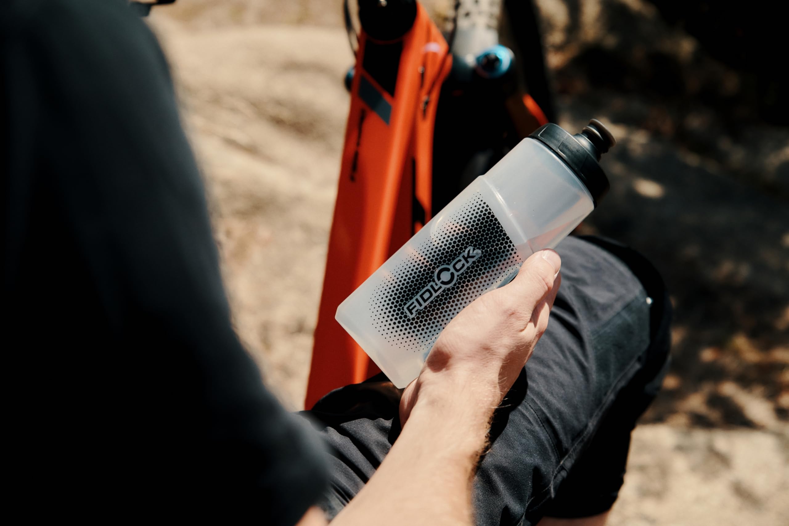 Fidlock TWIST bottle 600 + bike base – 600 ml Fahrrad Trinkflasche mit magnet-mechanischem Flaschenhaltersystem, BPA-frei & spülmaschinengeeignet, inkl. Halterung, Farbe Smoke