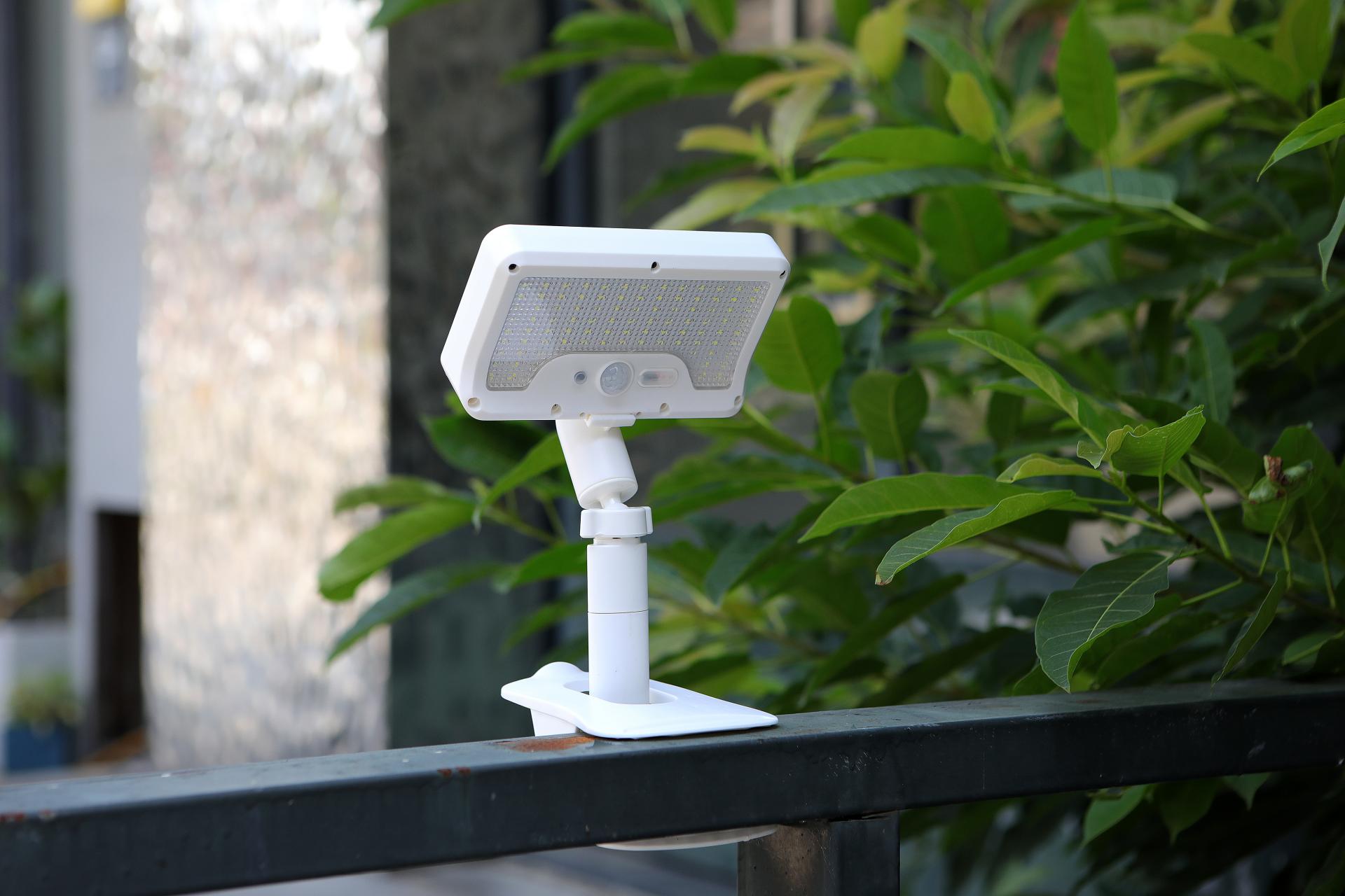 Image of Clip On Solar Lights Outdoor with Motion Sensor, 360Rotatable & Vertically Adjustable Solar Fence Lights with 92 LEDs (600 LM, 3000 K),IP65 Waterproof Security Light for Deck, Gutter（White, 1 Pack）