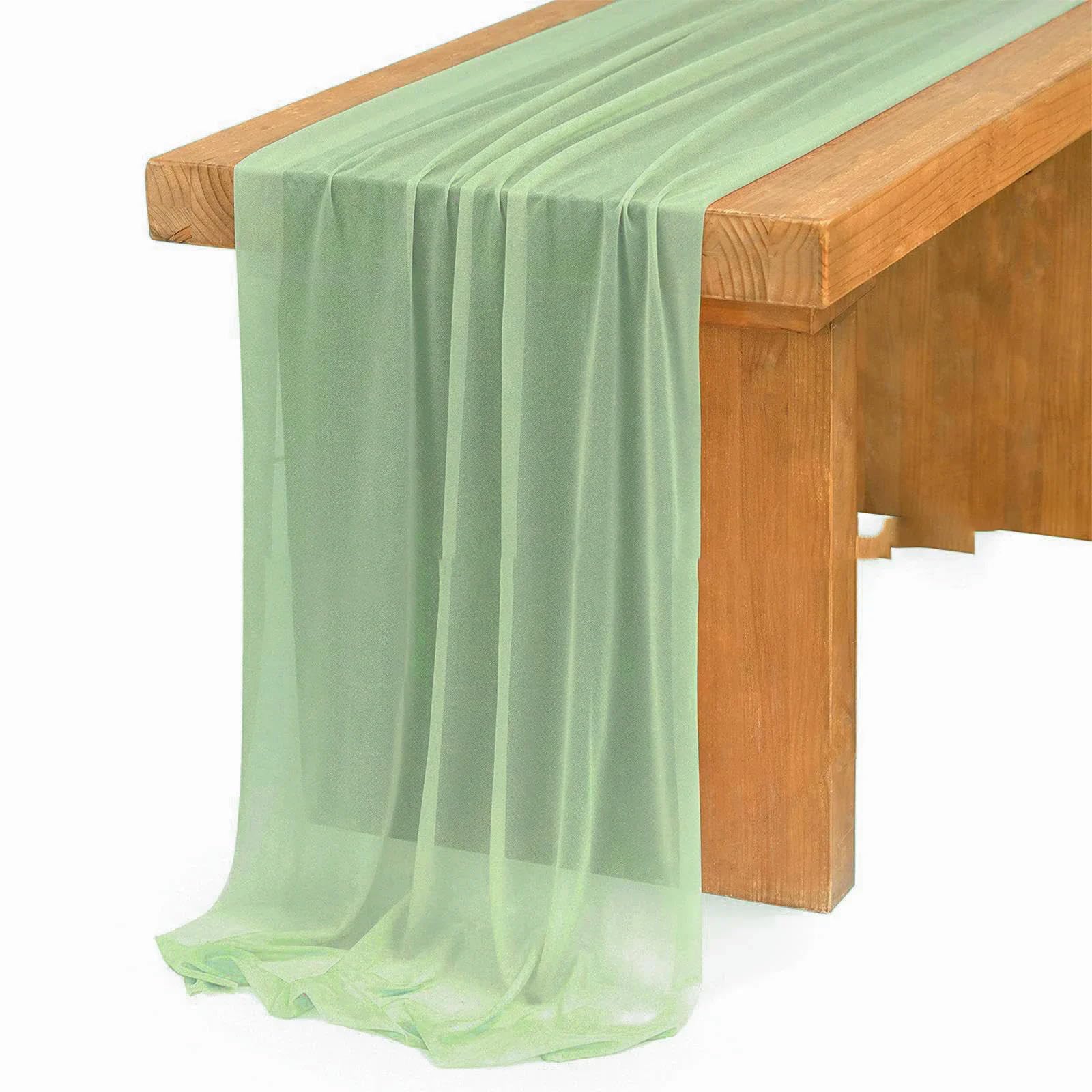 Chemin de table mousseline ivoire pour créer une arche de mariage bohème
