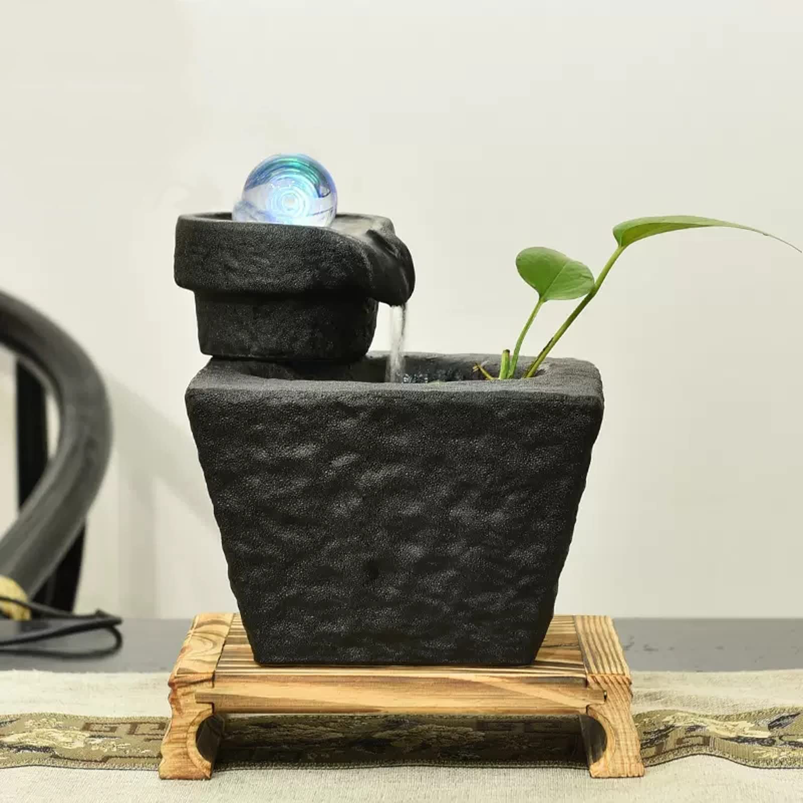 Fontana da Interno Feng Shui Fontana da tavolo in ceramica con sfera, pompa e base in legno for fontana d'acqua corrente creativa for interni, scrivania, ufficio e decorazioni for la casa, nera Fontan
