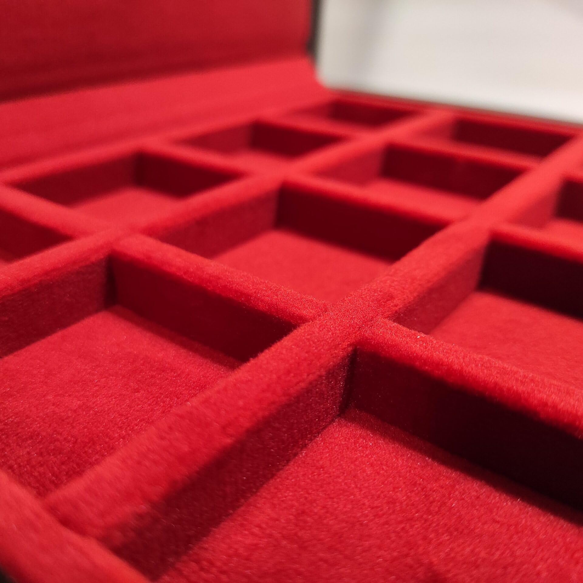 Caja para monedas de colección 12 compartimentos 40x40 mm, madera maciza y terciopelo, numerada con certificado de autenticidad