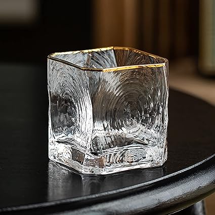 Amazon 二個セット 金縁槌目グラス 正方形クリスタルグラス ロックグラス 耐熱 割れにくい ショットグラス 日本酒グラス ウイスキーグラス ブランデーグラス カクテルグラス おしゃれ プレゼント 贈り物 ギフト 250ml Hcfiego ロックグラス