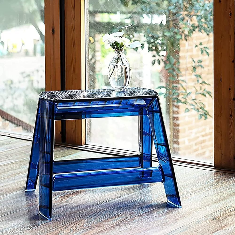 Escabeau acrylique transparent parfait pour optimiser la cuisine