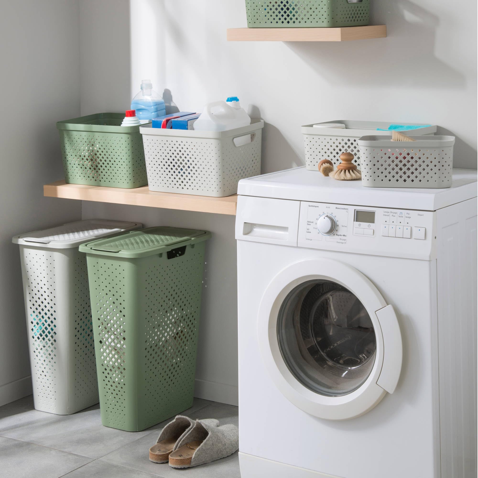 SUNDIS Pixel, Wäschekorb mit deckel 40l, aus Kunststoff, wollweiß | Ideal für kleine Räume, 2 seitliche Griffe und 1 Griff an der Unterseite, Belüftung an allen 4 Seiten