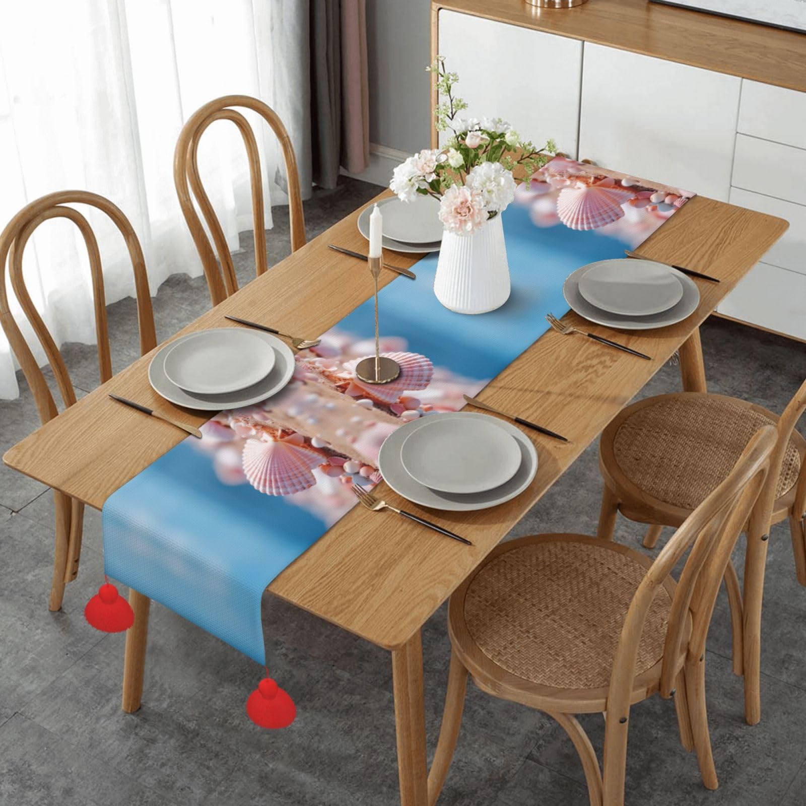 Chemin de table coquillages au design raffiné pour une table de salle à manger élégante