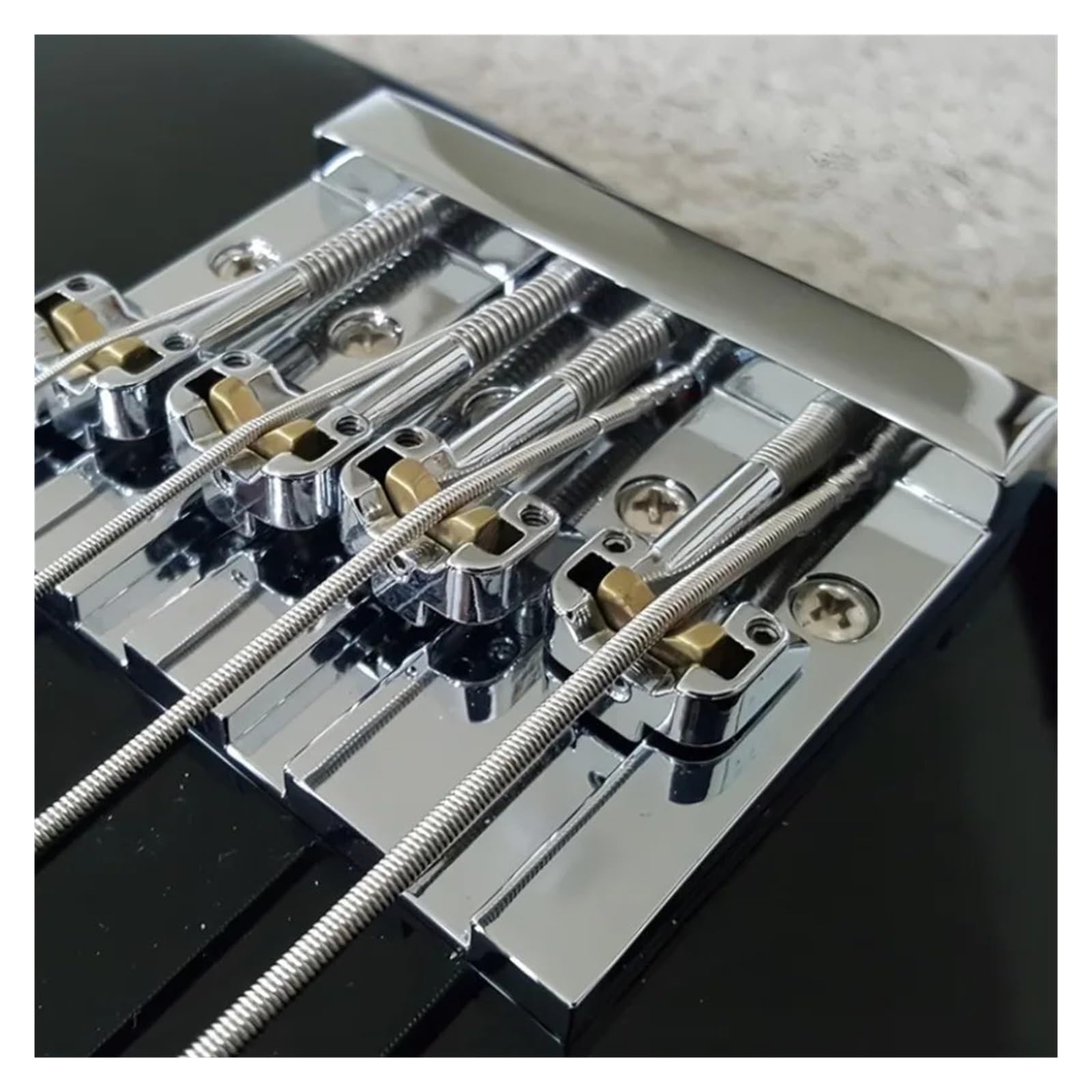 Ponte for basso a 4 corde in lega di zinco, accessorio for strumento basso stile Hipshot durevole e stabile cromato a 5 fori
