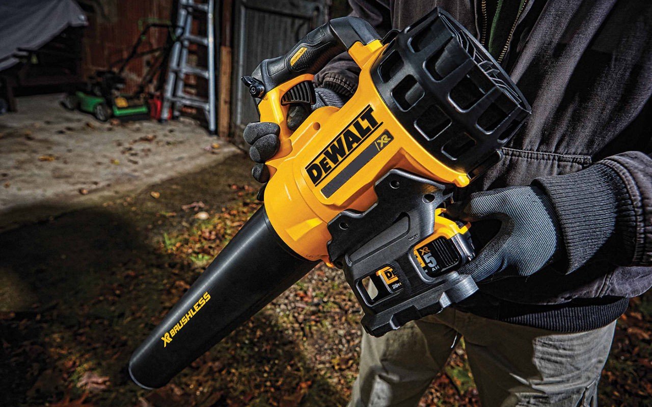 DEWALT Soffiatore Foglie a Batteria Litio Velocità di soffiaggio fino a 144 Km/h, Impugnatura Ergonomica 18 V 5.0 Ah, DCM562P1-QW