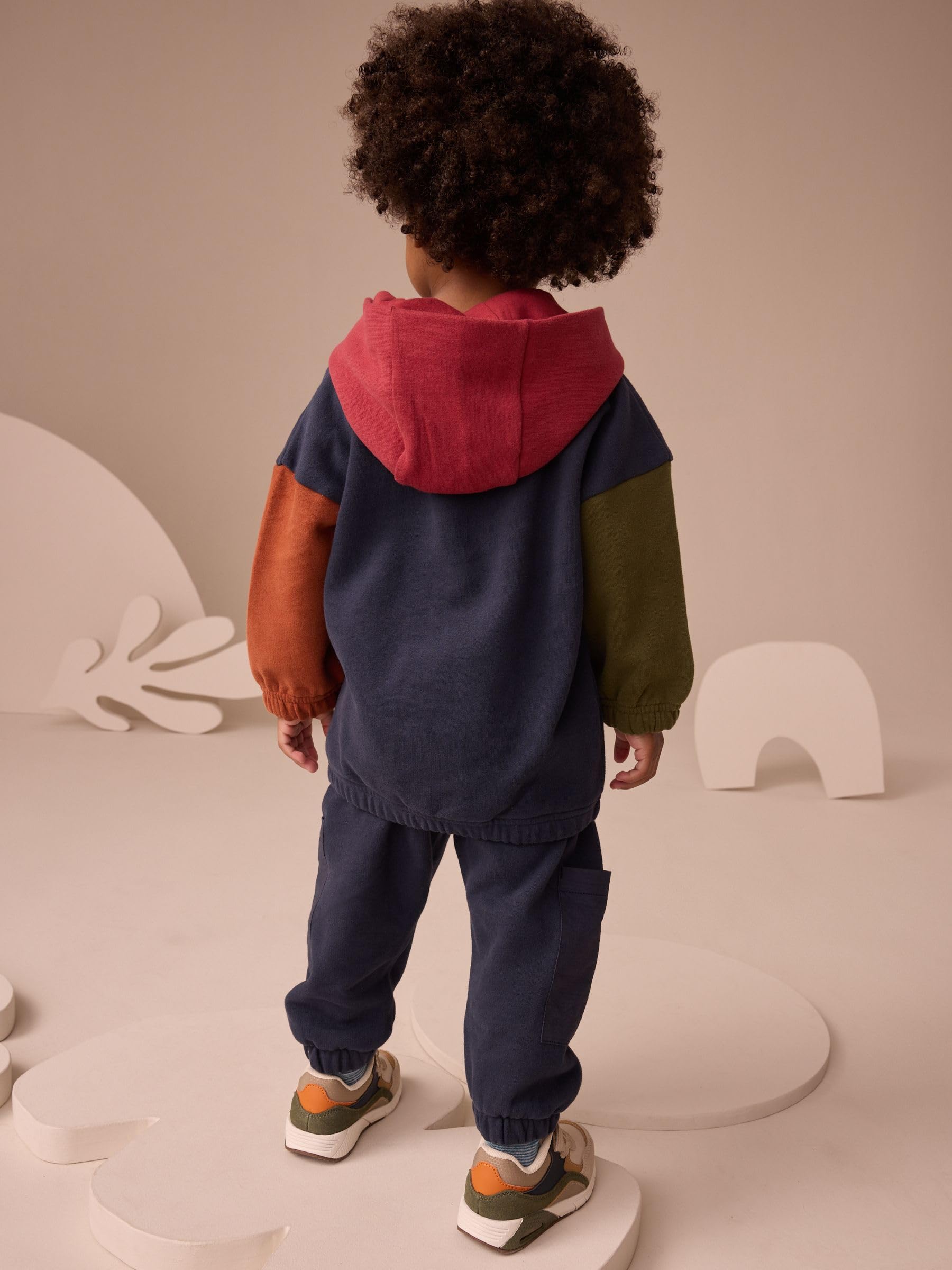 NEXT Niños Conjunto de sudadera con capucha y pantalón de chándal en bloques de color