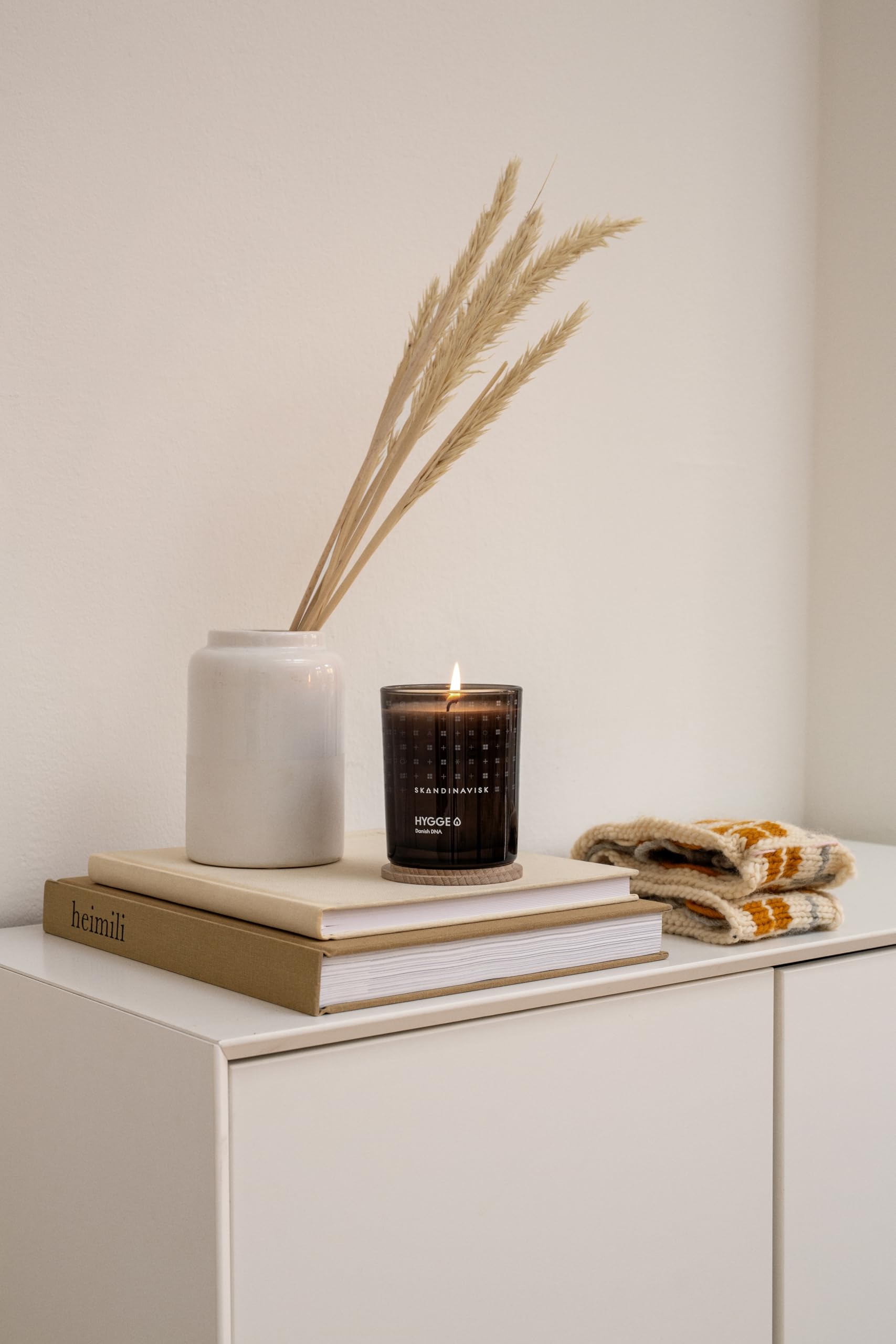 Skandinavisk 'Cosiness' Scented Candle, Special Edition, Scent Notes: Black Tea and Mint Leaves - Image 4