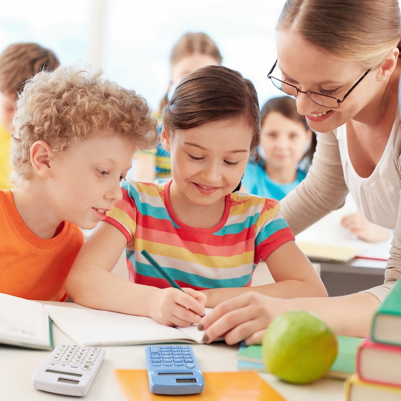 Flutesan Confezione da 30 calcolatrici tascabili, piccole dimensioni, alimentate a batteria, 4 funzioni, calcolatrice di base per studenti, bambini, scuola, casa, ufficio (bianco, rosa, blu)