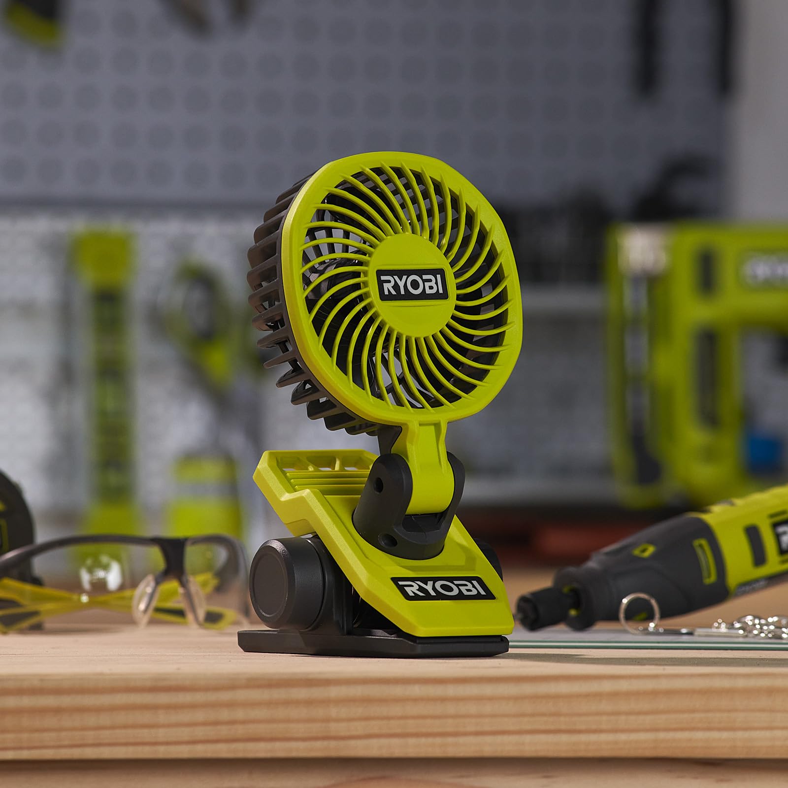 RYOBI RCF4-120G, Ventilatore Portatile a Pinza, Girevole a 180° e Rotante a 360°, Silenzioso, per Superfici Fino a 32mm, Ø 9cm, 1 Batteria da 2,0Ah Inclusa Ricaricabile con USB-C