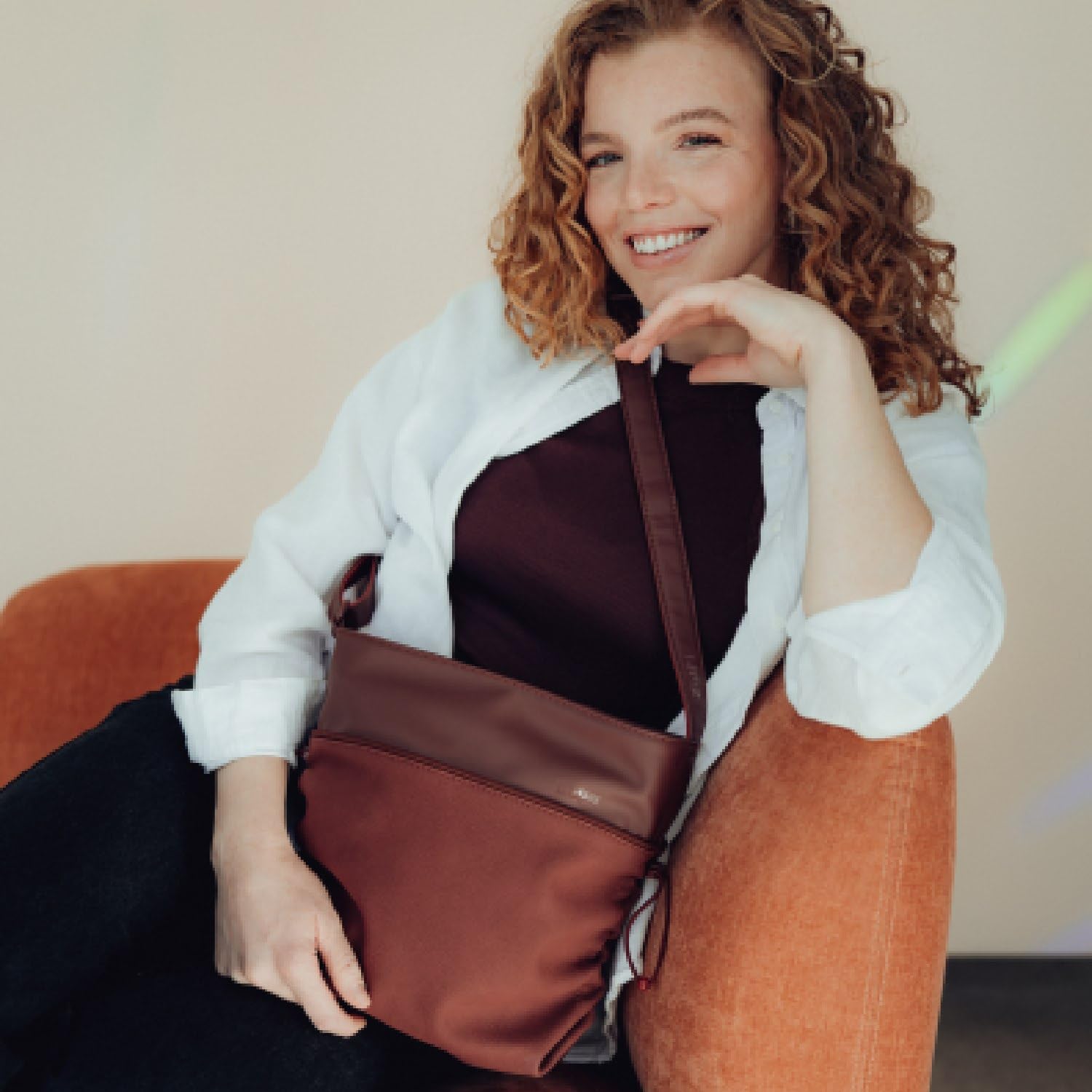 Zwei Damen Umhängetasche JANA J100 | 5 Liter Handtasche mit verstellbarem Gurt | Beuteltasche mit seitlicher Raffung | wasserfestes Kunstleder | inkl. Kosmetikbeutel im Set