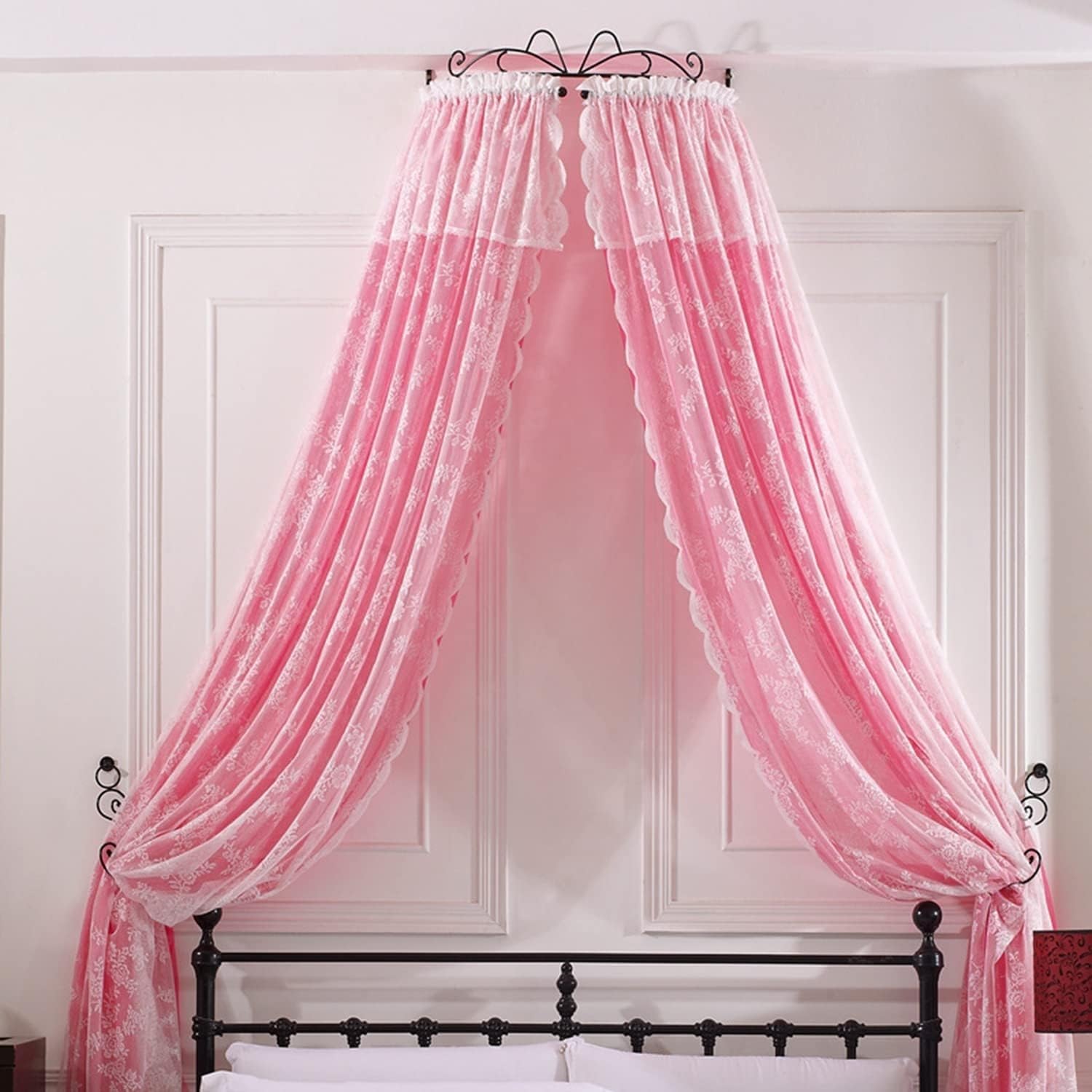 Cortinas de cama colgantes para crear un rincón de lectura en un cuarto de niña