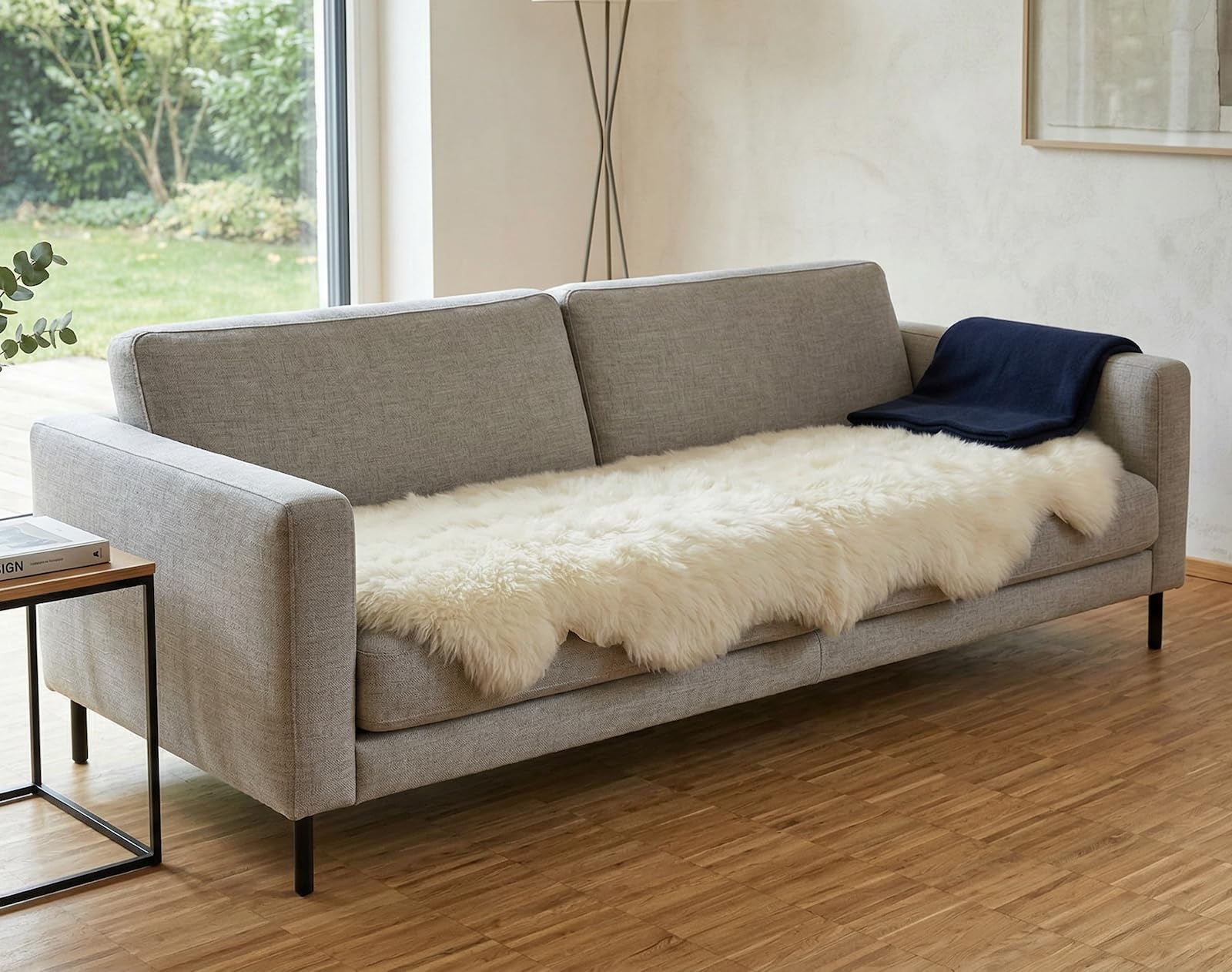Kuhfelle Online & Nomad Island Lammfell Teppich Doppelfell 180 x 60 cm Bettvorleger Kurzwollig Fell Teppich aus 2 Echten Island Lammfellen Weiß