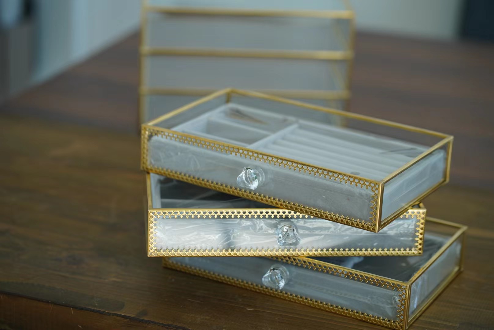 Amazon｜DEMI LOUS. ジュエリーボックス ガラス製 透明 フレームが綺麗