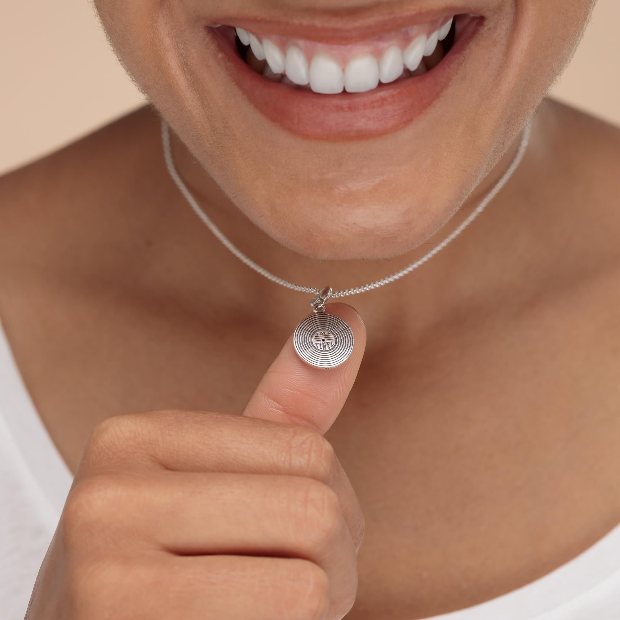 Lily Charmed - Collana in argento Sterling 925 o placcato oro 18 ct con disco in vinile con catena da 45,7 cm
