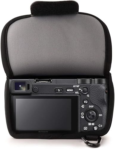 Miniatura 4 de MegaGear. Funda para cámara, ultra liviana neopreno con mosquetón para Sony A6000, A6300 con lente 16-50