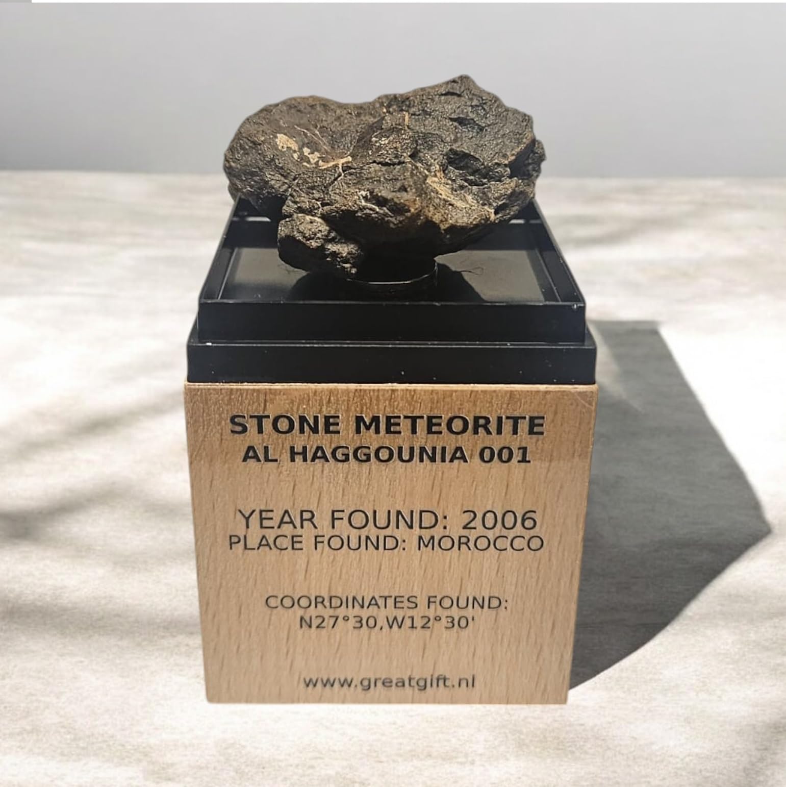 GreatGift Météorite sur support - Al Haggounia 001 - Avec certificat - Cadeau très spécial - Pierre spatiale - Pierre précieuse - Météorite, gg-3111