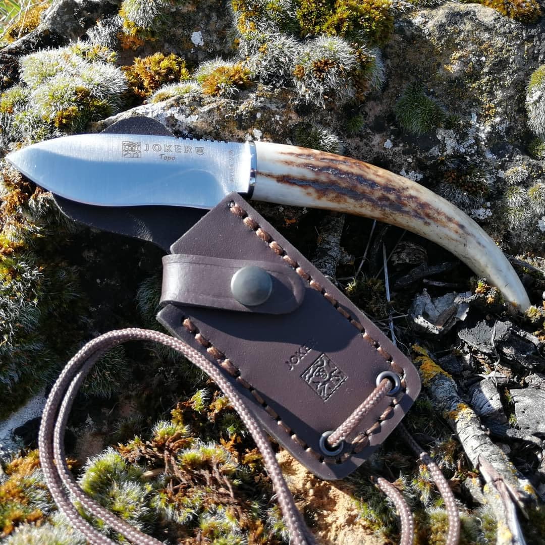 joker Coltello Bushcraft con ciondolo per il collo ciondolo corno di cervo bracciale, lama in acciaio inox MOVA 7,5 cm, 81 grammi, CC57 per attività di Pesca, l'Escursionismo, Il Campeggio