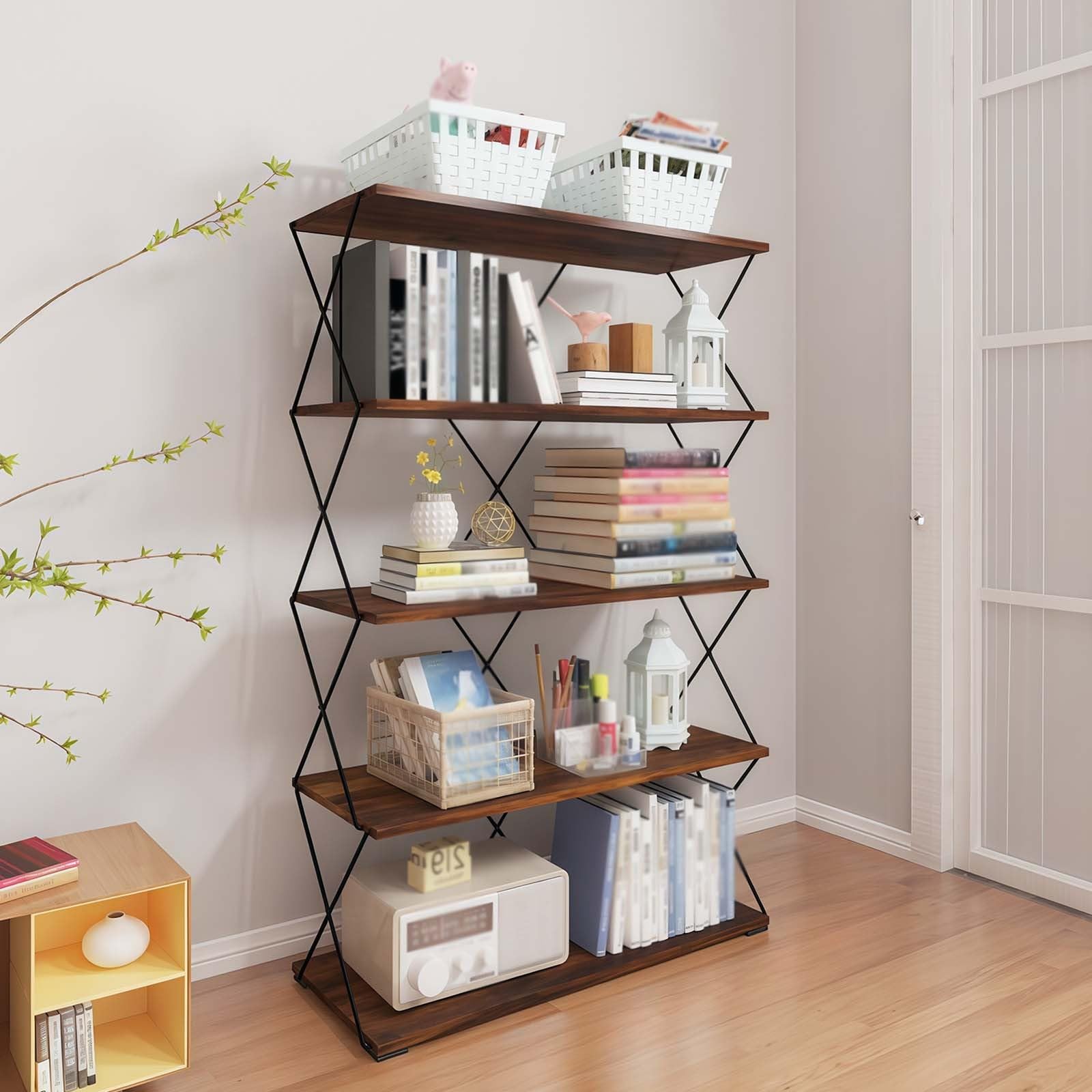 Estantería de madera rústica para crear rincones de lectura y organizar despachos compartidos en casa