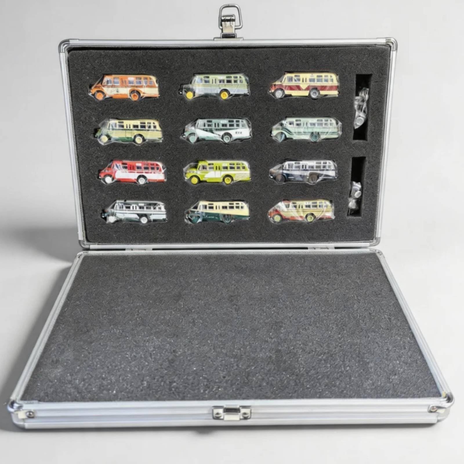 Milageto 12 Pezzi Modello Autobus in Lega Collezionabile Veicolo in Miniatura Diecast con Custodia in Alluminio Imbottita Adatto per Esposizione Scaffale Ufficio Collezione