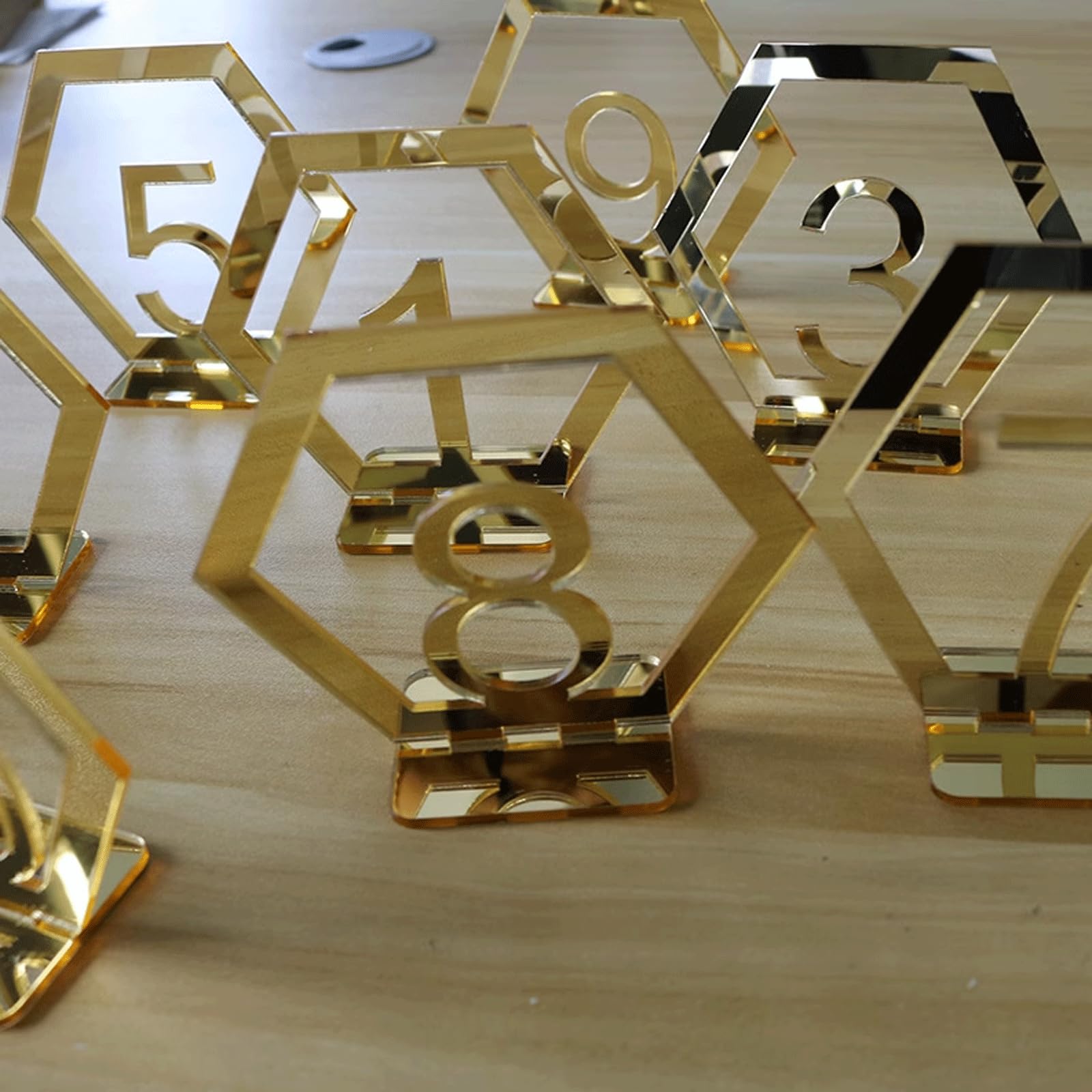 Sechseckige goldene Tischkarten aus Acryl, digitaler Tischkartenhalter, prägnanter Tischnummernständer, perfekt für Dinnerpartys, Bankettveranstaltungen