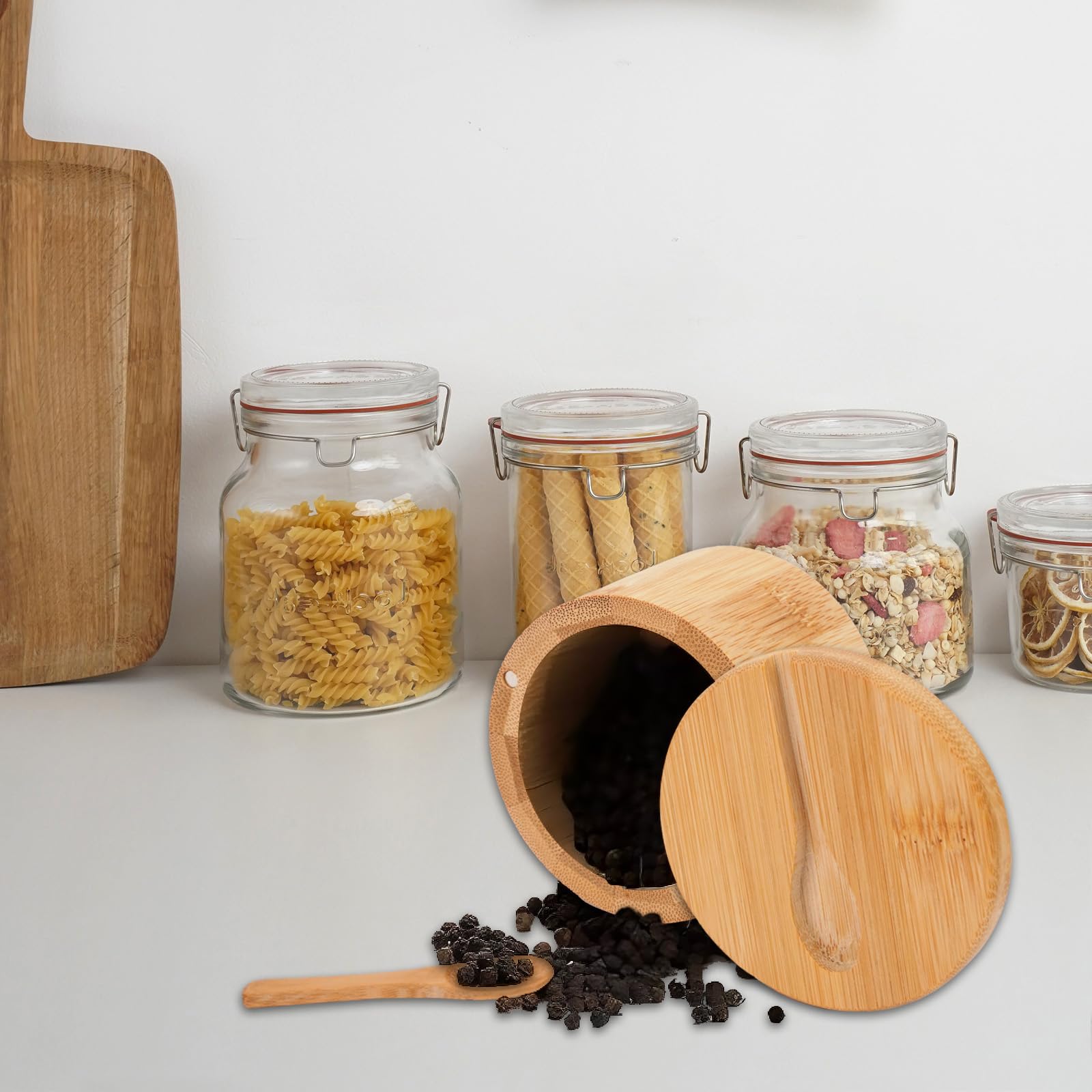 2 saleros con tapa y cuchara, recipiente de sal de madera para cocina, olla magnética pequeña, barril de sal, salero de bambú con etiqueta adhesiva, almacenamiento de sal y azúcar
