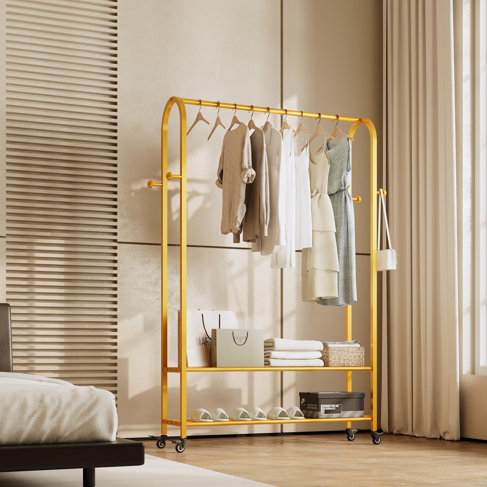 Kleiderständer auf Rollen 110 cm, Garderobenständer Metall mit 2 Ablagen und 4 Haken, Mobiler Kleiderständer mit Feststellbaren Rollen, Bogenförmiges Design, Robust & Elegant (Gold)