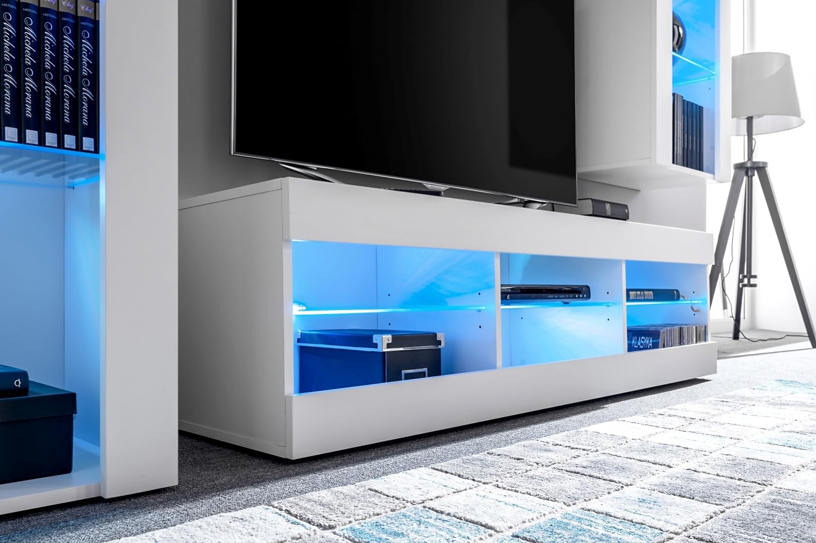 Komodee, Set Di Mobili Porta TV Tivoli Medio RTV, White/Wotan, LED Blu, Larghezza 245 cm x Altezza 159 cm x Profondità 35 cm, Per soggiorno, Camera da letto