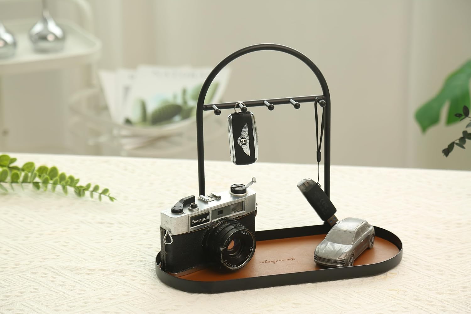 Shinpuru Key Holder Tray, Metal Stand with Leather Tray, 5 Hooks (Brown)