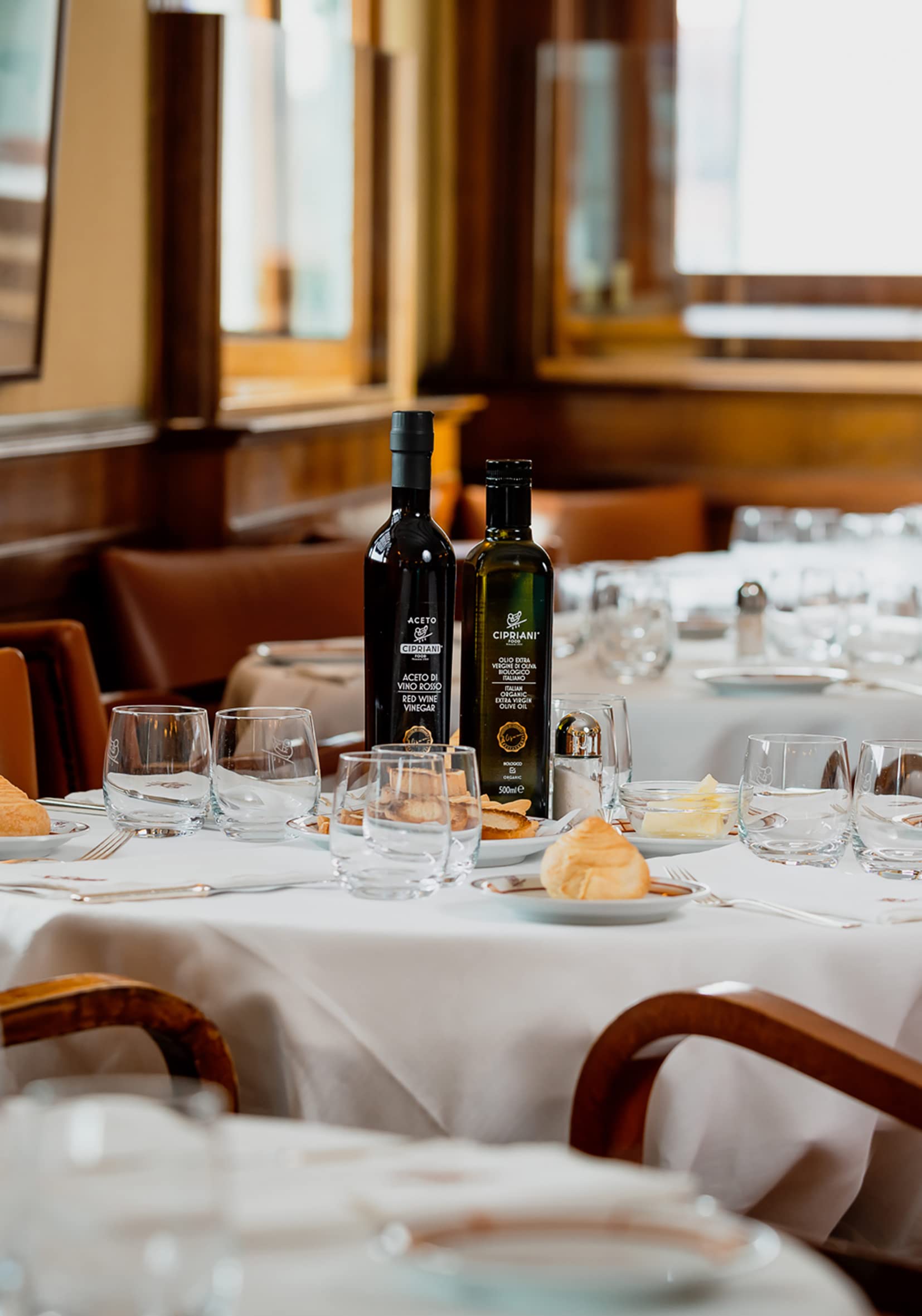 Cipriani Italienischer Rotweinessig, in Eichenfässern Gereift und nach einem Alten Traditionellen Verfahren Gewonnen, Aromatischer Essig mit Niedrigem Säuregehalt, 6 x 500 Ml