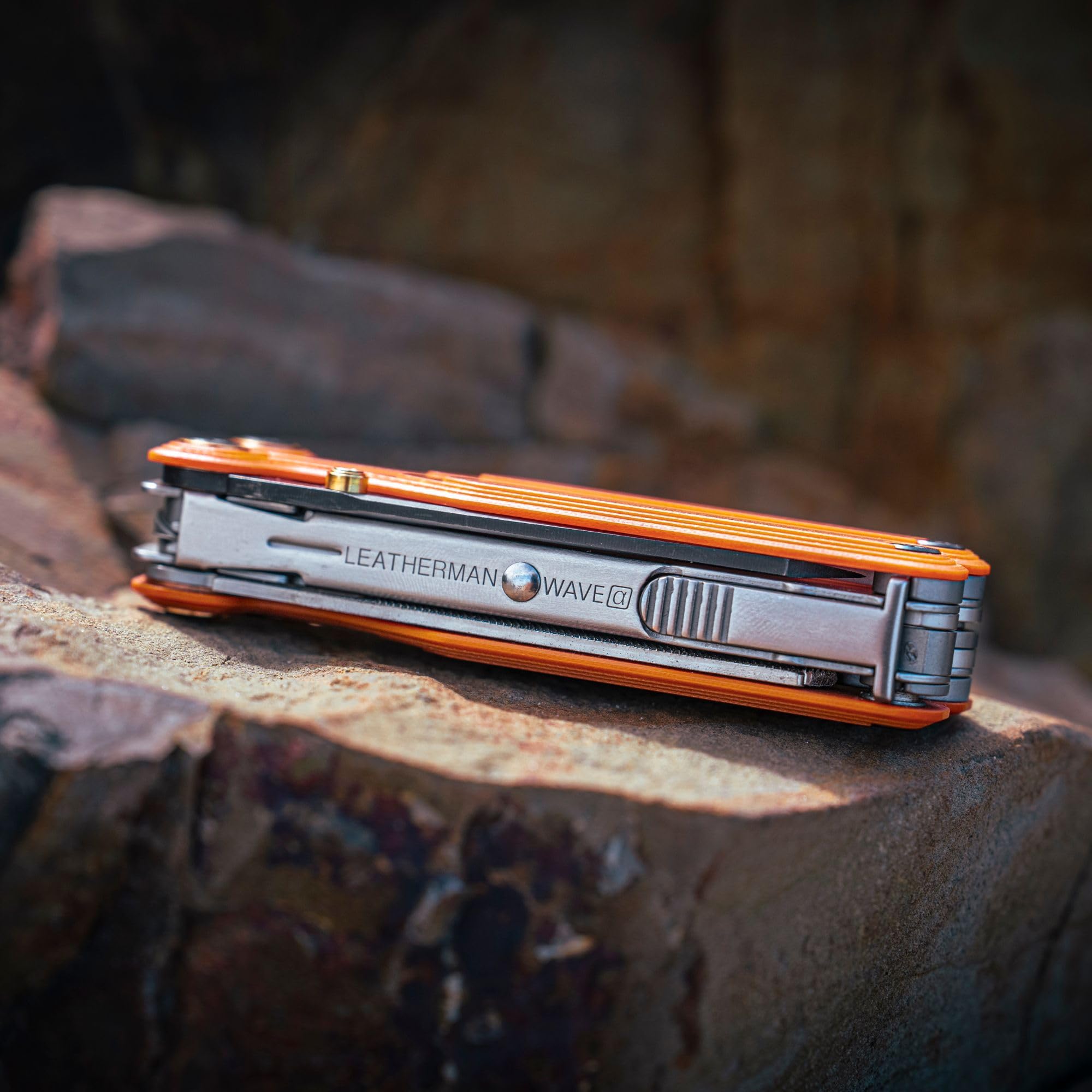 Leatherman Wave Alpha Outil Multifonction, Canyonland | 16-en-1 avec Lame MagnaCut, Ergonomie Améliorée, Plus Grands Ciseaux et Poignées avec Plaques en G10 à Texture Topographique