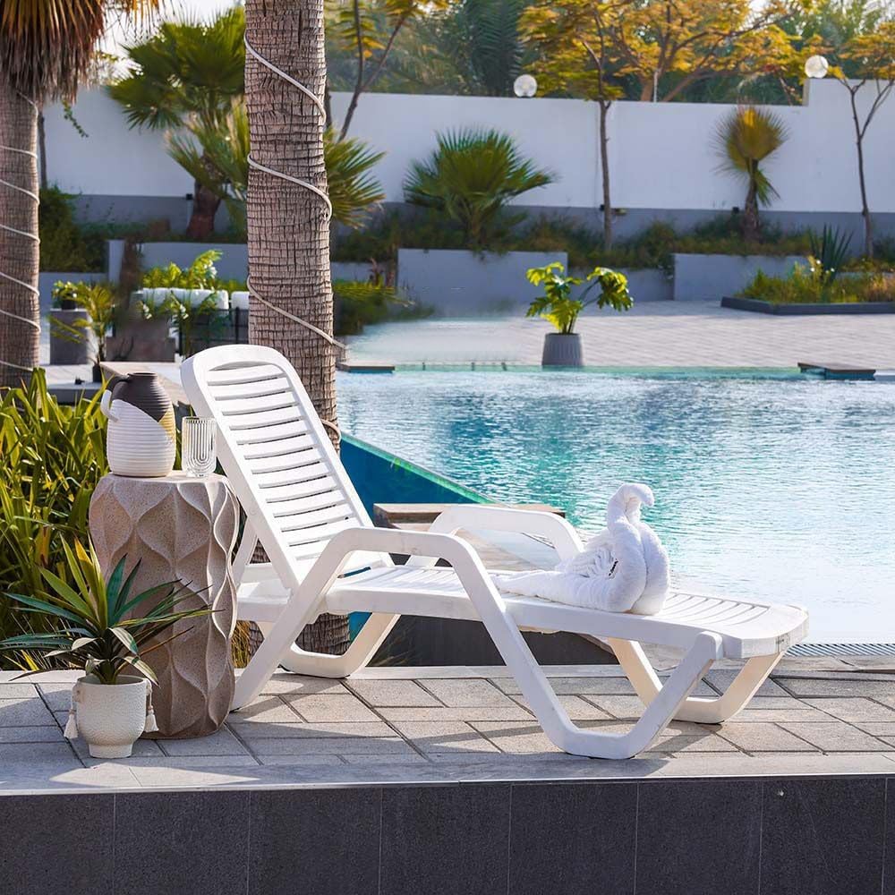 Danube Home Emily Sun Lounger | Modern Design Poolside Louge Chair | Single Seater Sun Bed | Heavy Duty Lounge Chairs For Outdoor Garden Pool SideL 190 x W 66 x H 50 cm - White