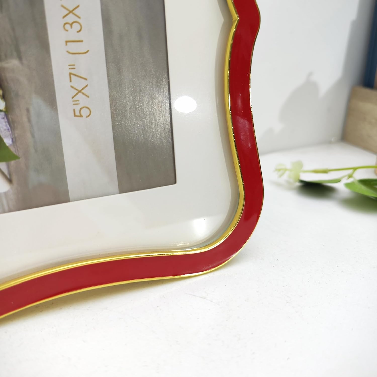 Elegant Metal Photo Frame, 4*4 4*6 5*7in，Glass Picture Frame with Silver Metal Edge Easel for Display Picture Frame Red Blue Border, Curved Decorative Design, Tabletop Display for Festival or celebration (GOLD RED 5*7IN)