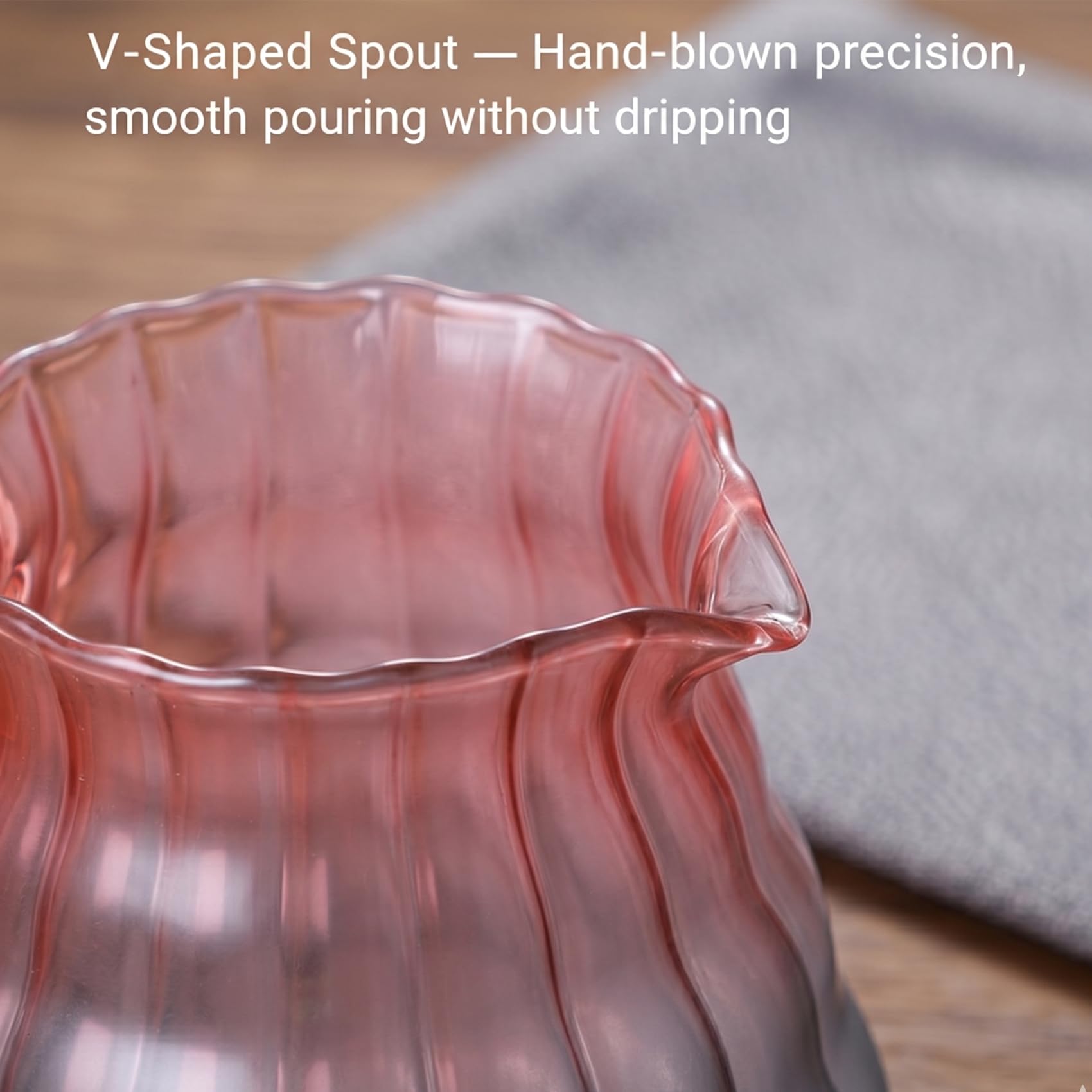 SINOTE’CA Caffettiera Pour Over Stile V60 con Caraffa in Vetro Borosilicato 600ml, Dripper con Manico in Noce e Coperchio, Design Rosso e Blu Satinato, con 100 Filtri di Carta Misura V02
