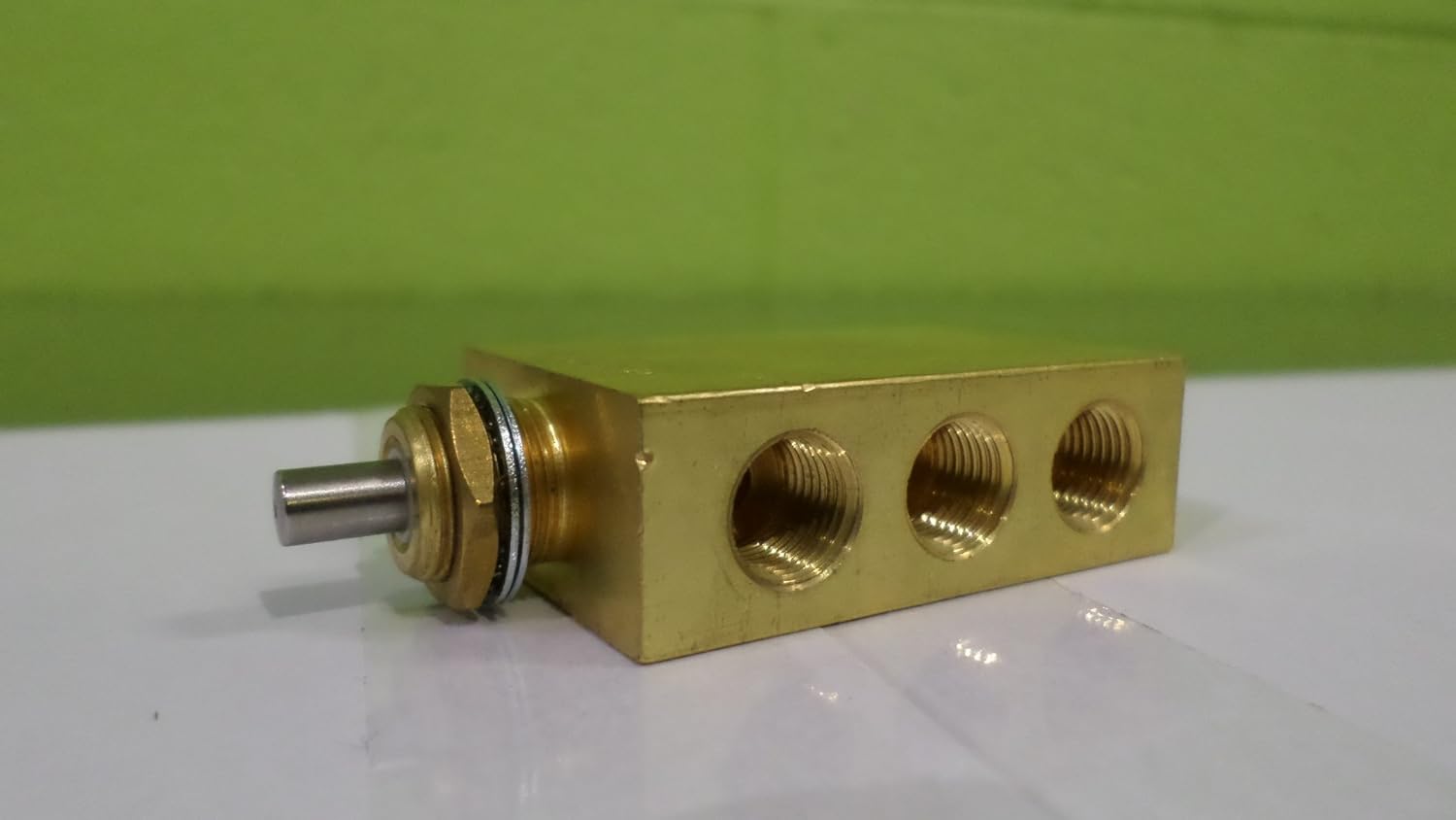 Clippard FV-5P 4-Way Plunger Valve, Fully-Ported, 1/8" NPT, 10.5 SCFM at 100 PSIG