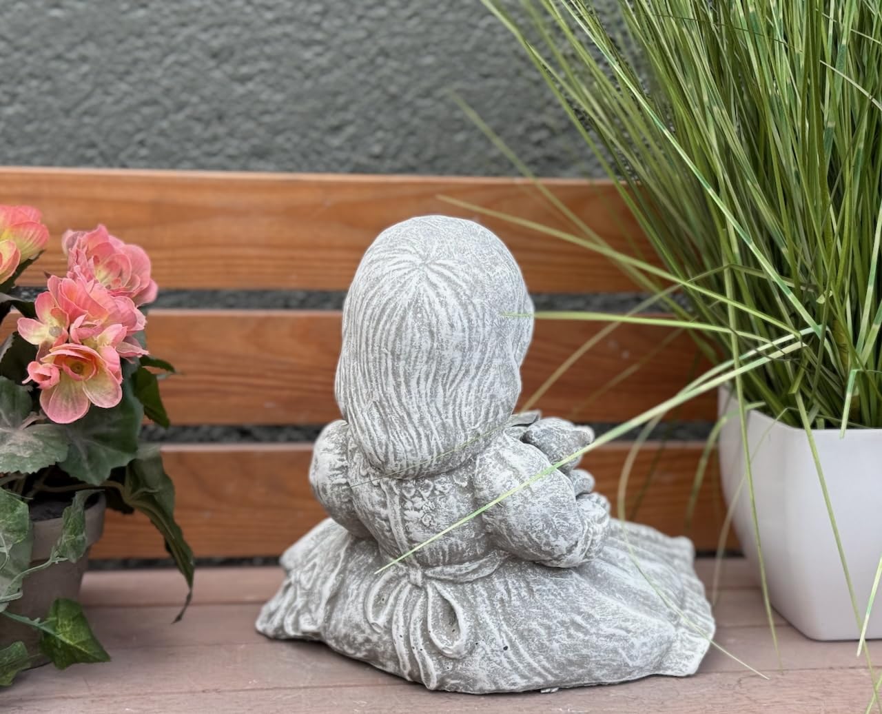 stoneandstyle Steinfigur Lesendes Mädchen mit Teddy, Handgefertigt, Frostfester Steinguss, Grau, 24x21x22 cm, 5,5 kg, Gartendekoration