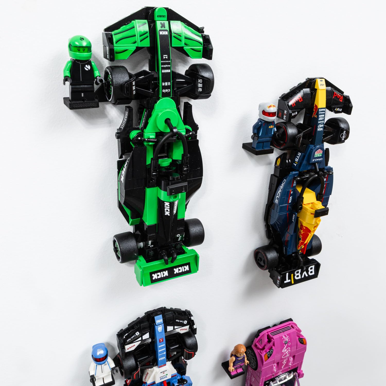 Lot de 10 crochets muraux compatibles avec les voitures Lego Speed Champions avec supports de présentation pour conducteur – Fabriqué au Royaume-Uni, matériel inclus – Ensembles non inclus