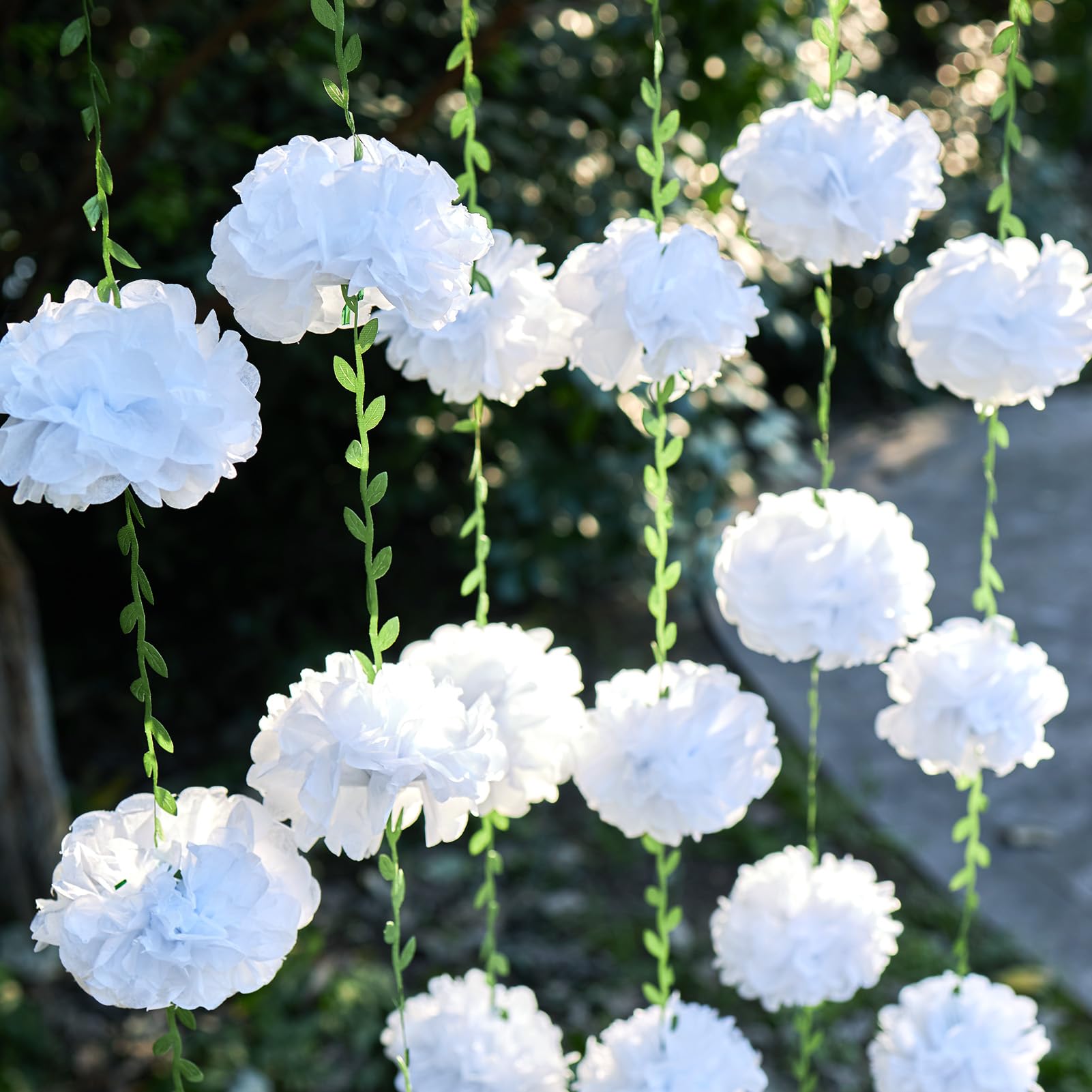 Guirlande de pompons blanc en soie pour une baby shower poétique et douce