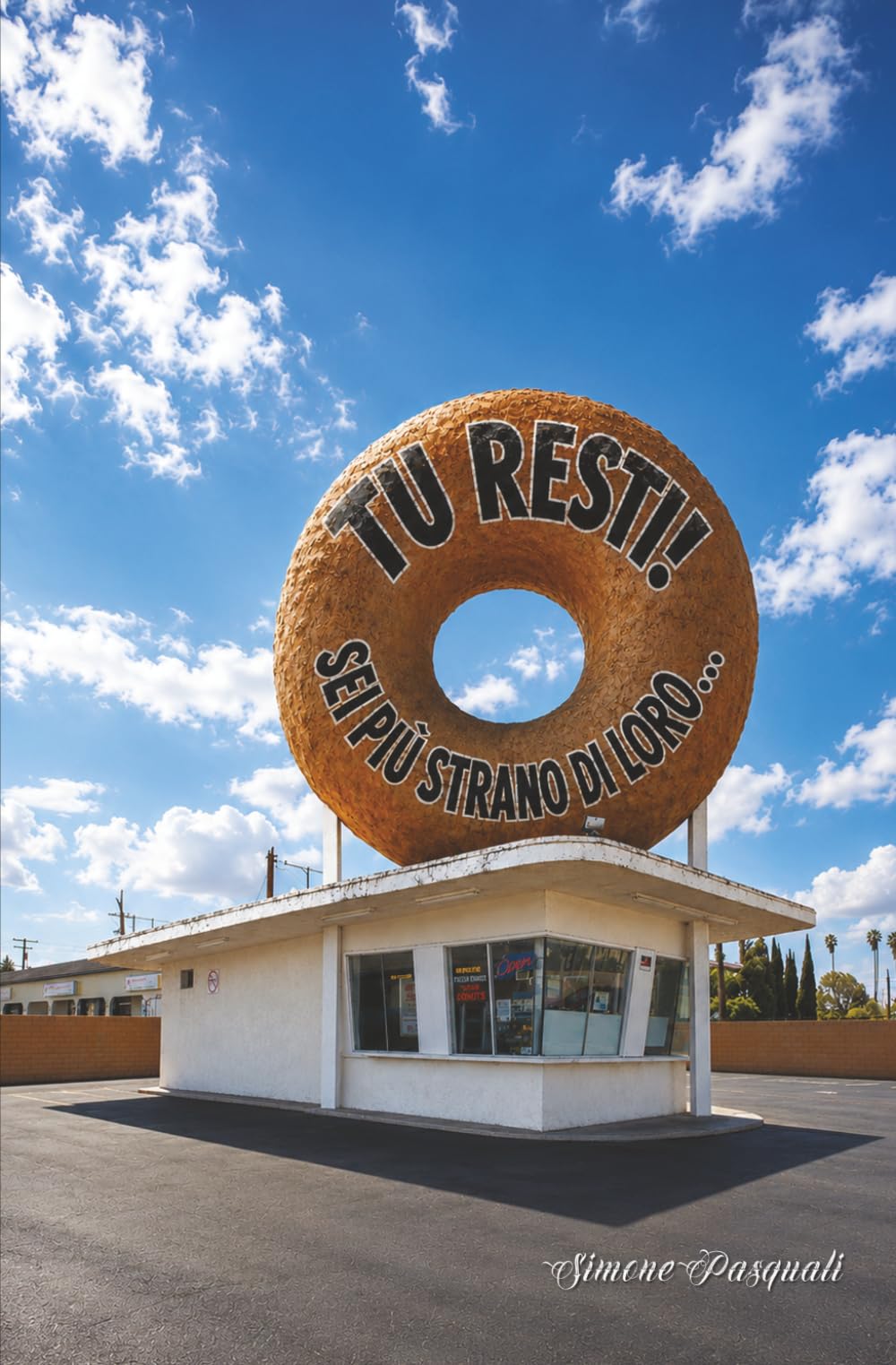 Tu resti! Sei più strano di loro...