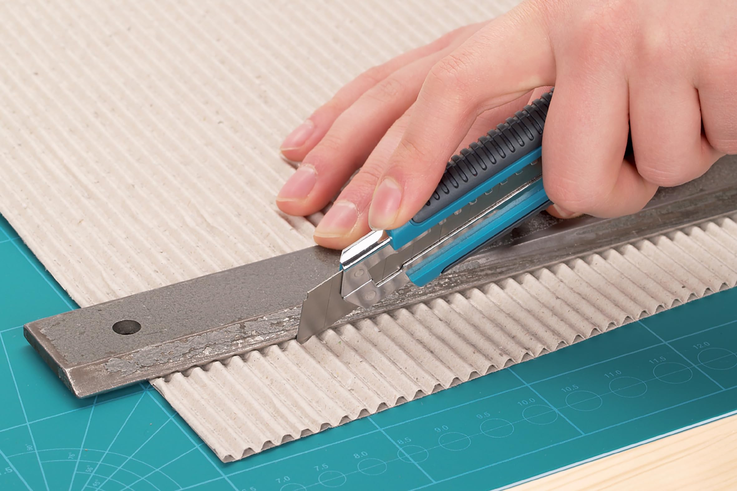wolfcraft Cutter con lama a spezzare standard da 18 mm I 4146000 I Cutter in plastica con guida in metallo