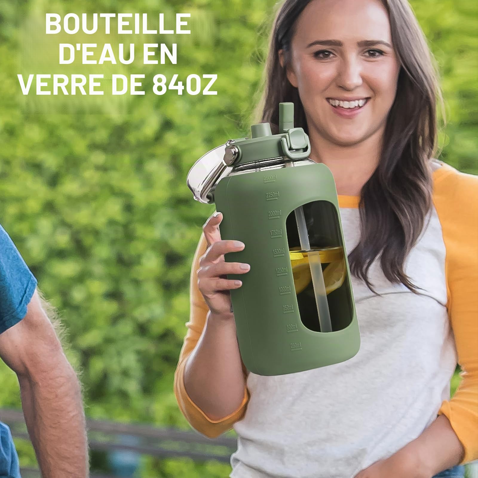 BLUEGO 2500ml Bouteille d'eau en verre avec poignée en acier inoxydable 2,5L Grande Gourd avec marqueurs de temps et manchon en silicone Carafe à eau Sans BPA pour sport, Olive