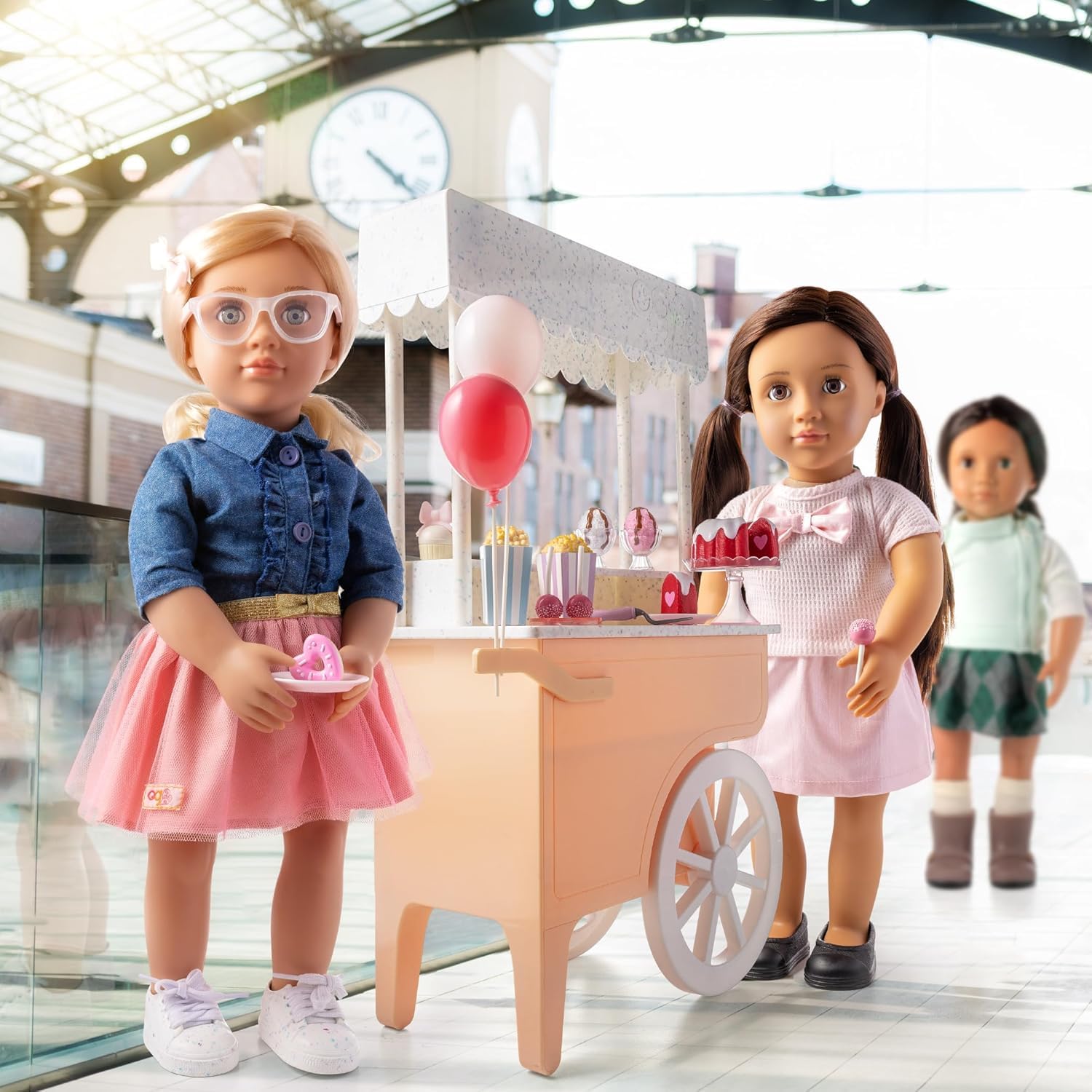 Our Generation - Emily - Bambola posabile da 46 cm - Capelli biondi e occhi verdi - Torta di compleanno e accessori per feste - Gioco di finzione - Giocattolo per bambini dai 3 anni in su