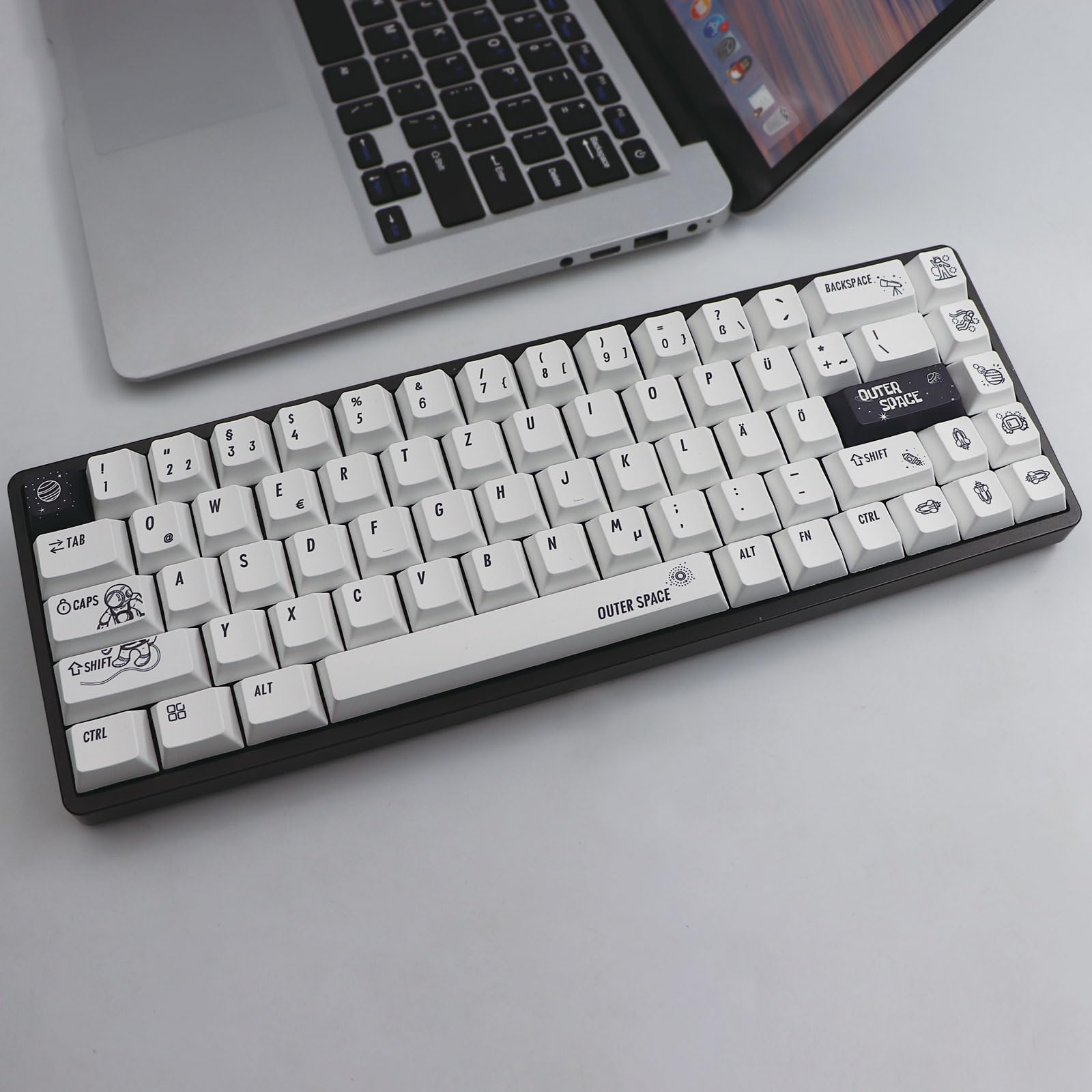 Sunzit Aangepaste Gradiënt Zijgedrukte Keycaps, 135 Toetsen PBT, Cherry Profile, Dye-Sub Bamboe Zee, voor Cherry MX Schakelaars, ISO/ANSI UK Layout Sunzit Aangepaste Gradiënt Zijgedrukte Keycaps, 135 Toetsen PBT, Cherry Profile, Dye-Sub Bamboe Zee, voor Cherry MX Schakelaars, ISO/ANSI UK Layout