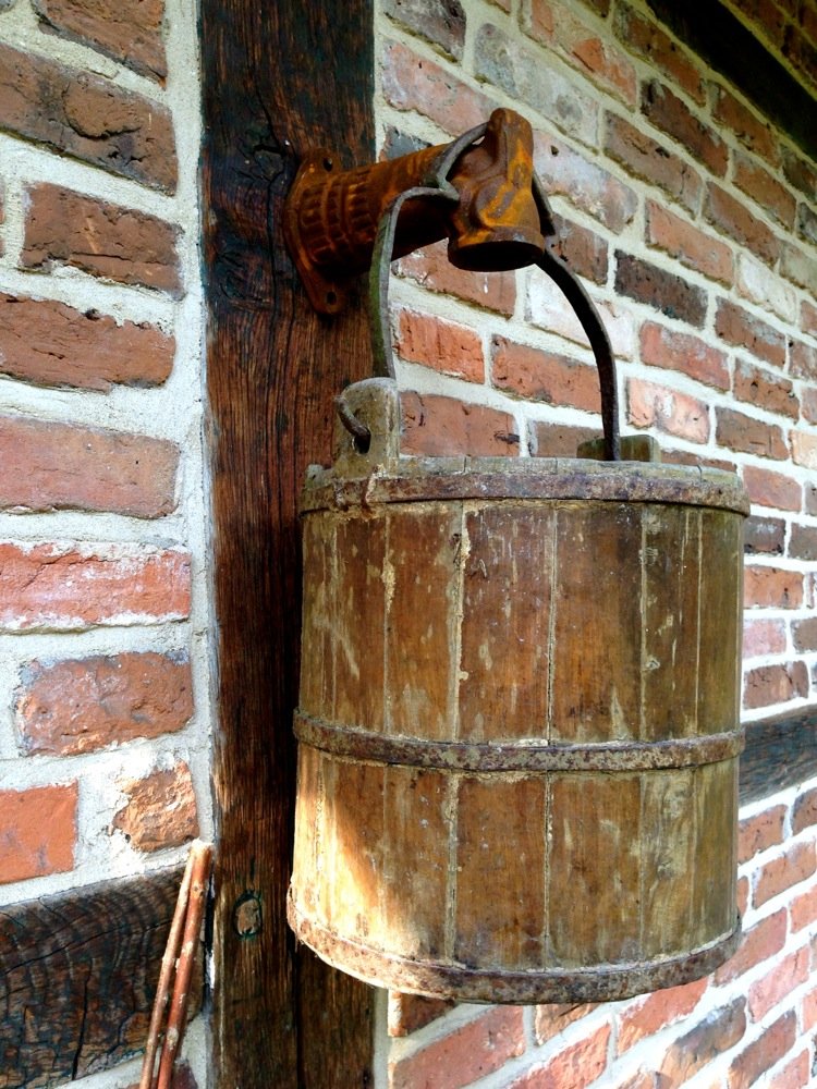 Antikas - Wasserauslauf altbäuerlich - Wandbrunnen mit Halterung für Eimer, Wasserspeier