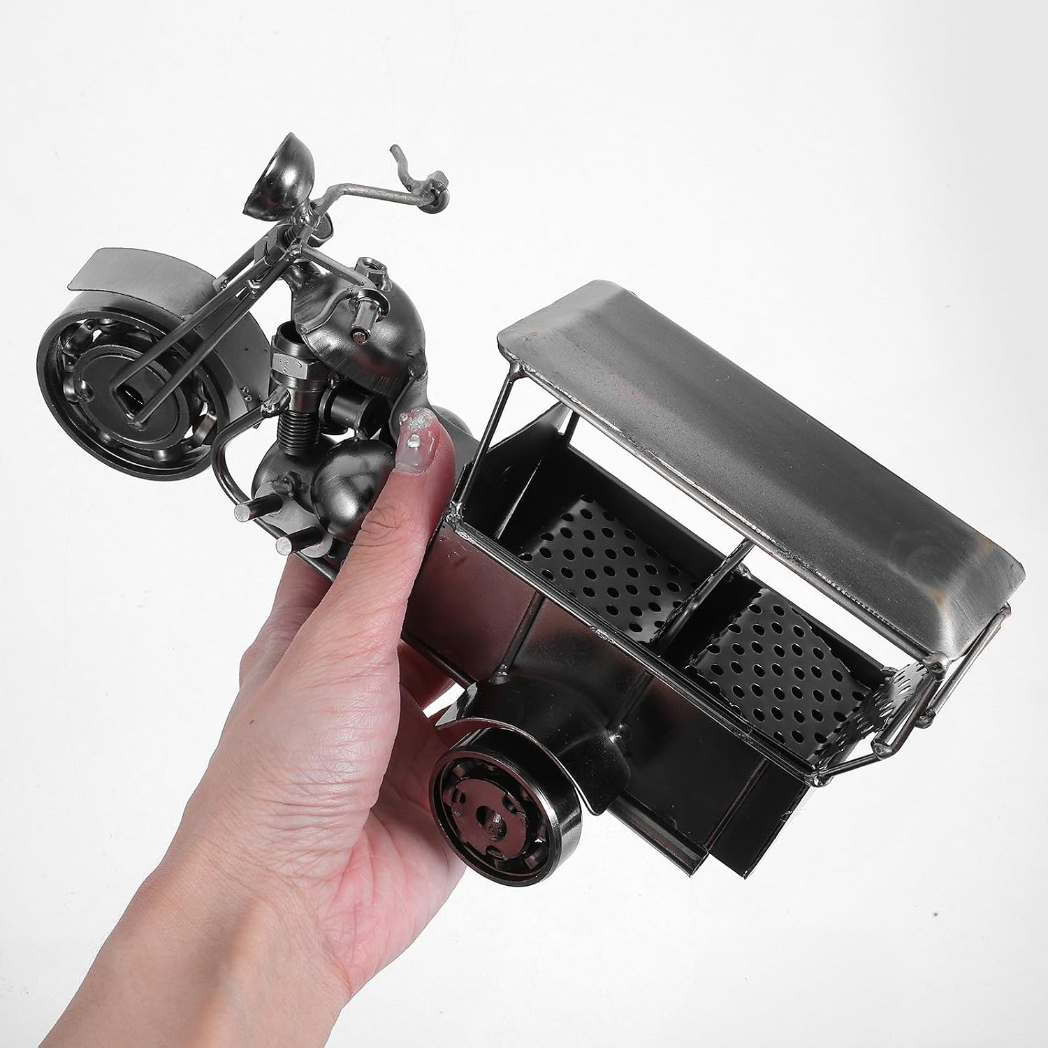 Vintage Mini Tricycle Model Desktop Ornament Made of Iron, Delicate Retro Style for Office Decor and Home Display, Collectible Vehicle Decoration