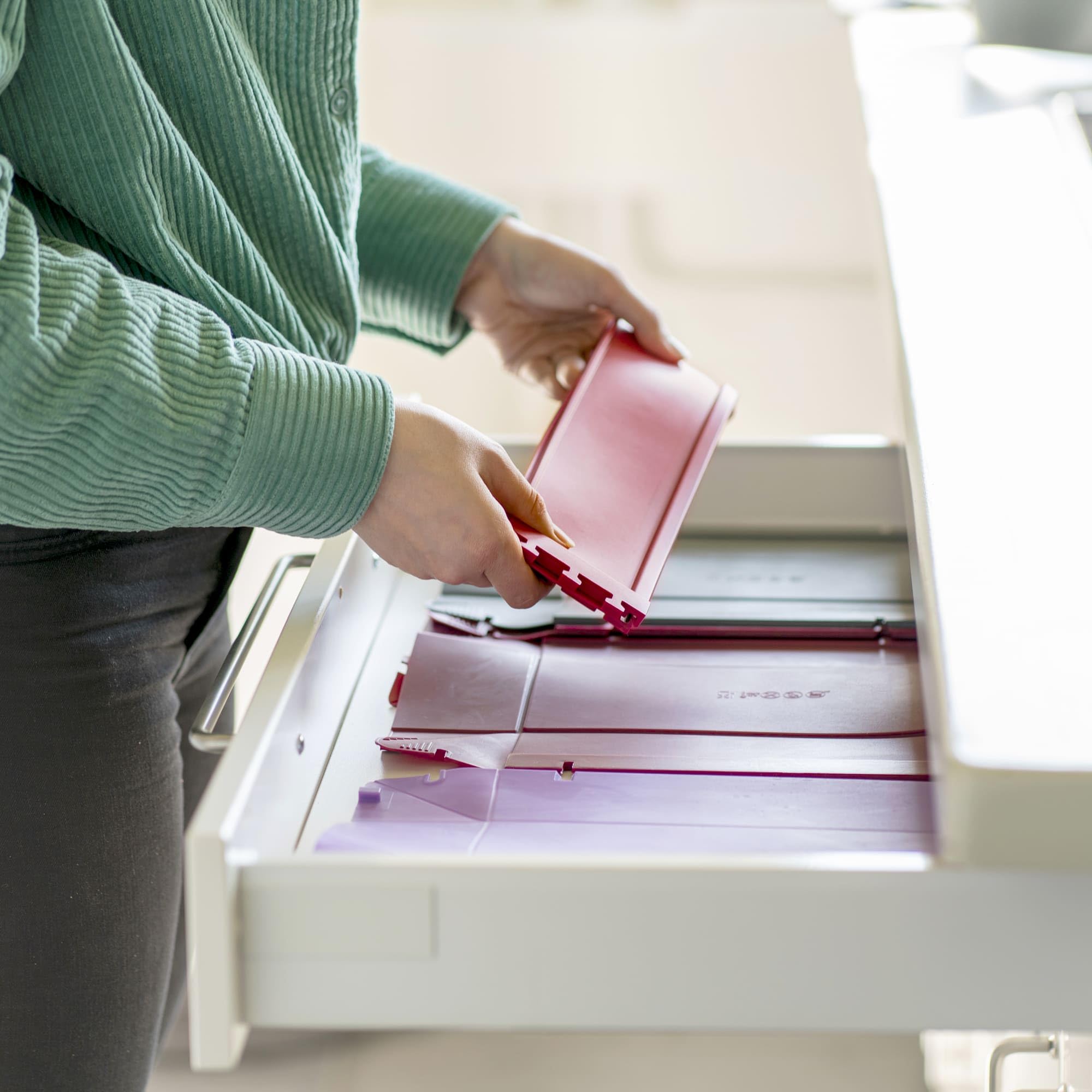 coox Tortownica ze szklanym talerzem do serwowania i szklanymi nóżkami Ø 18 cm – pieczenie i serwowanie w jednym, nieprzywierający silikon, nadaje się do mycia w zmywarce, nie zawiera BPA, czerwona