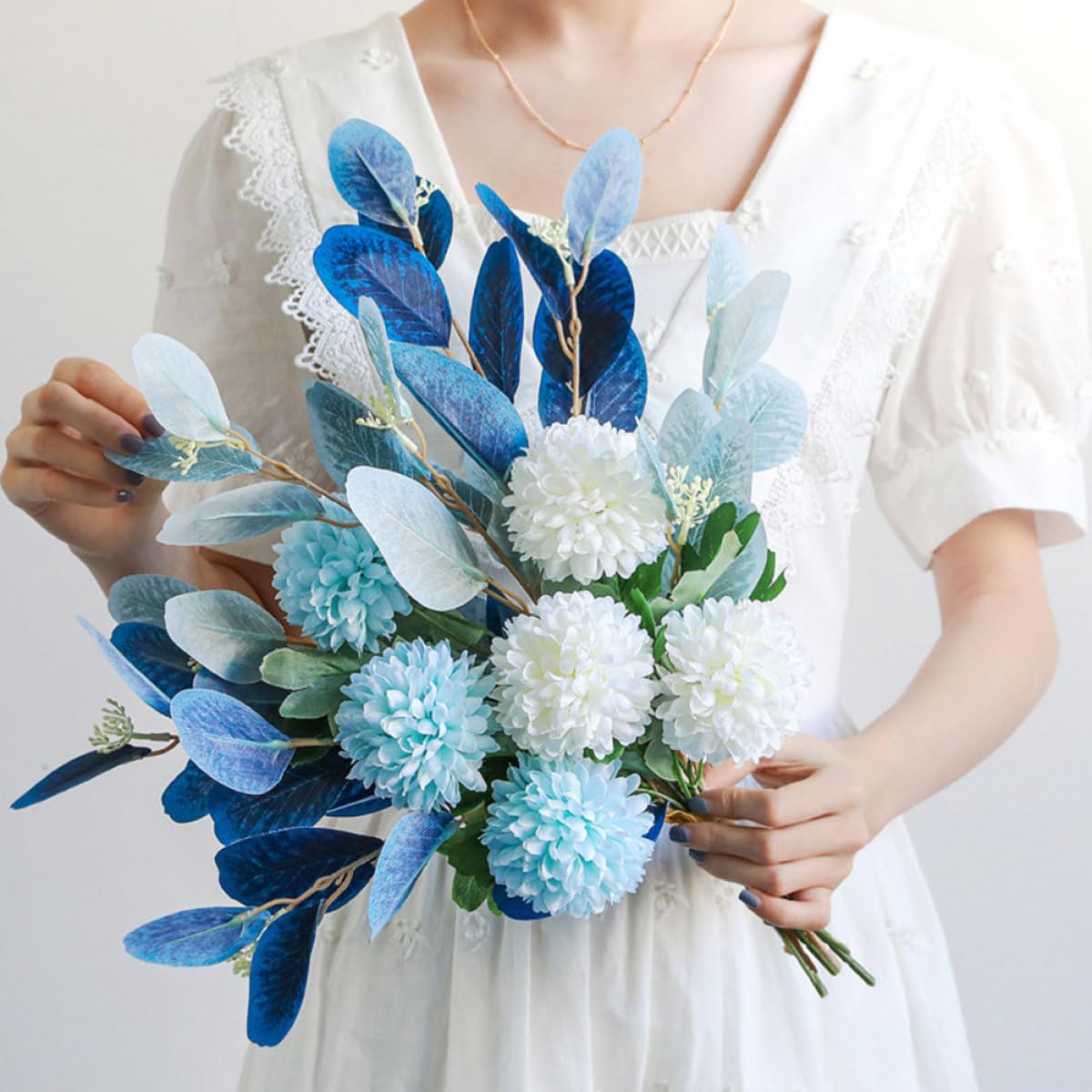 YARNOW Bouquet Simulé Hortensia Bleu avec Vase en Céramique et Fleur en Soie, sans Arrosage, Décoration pour Réunion à Domicile ou Fête à Thème
