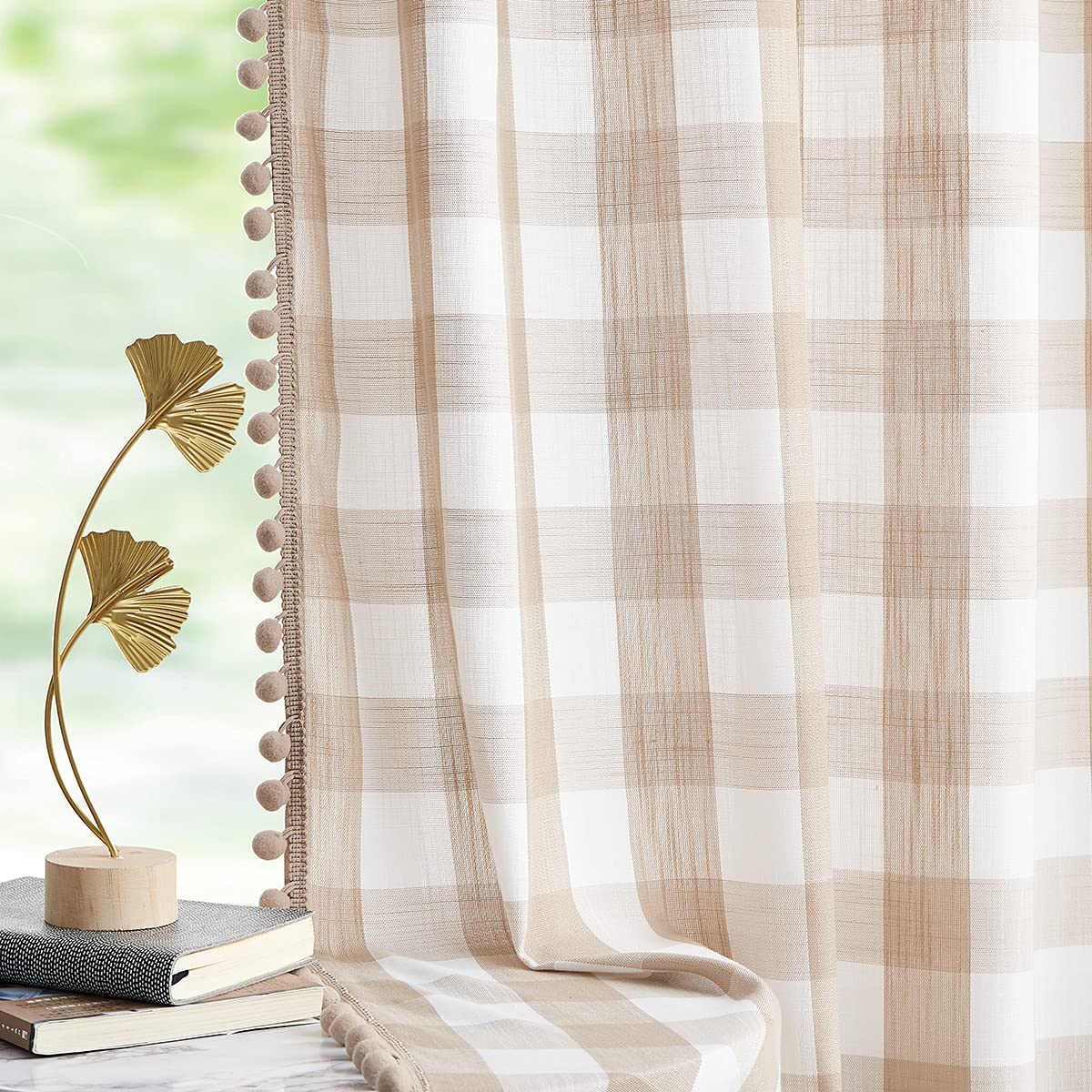 Treatmentex Hellbraune Buffalo Plaid Vorhänge Pom Fenster für Wohnzimmer Schlafzimmer rustikales Bauernhaus Gingham Karomuster halbtransparente Fenstervorhänge, Taupe Weiß Rod Pocket 2 Stück